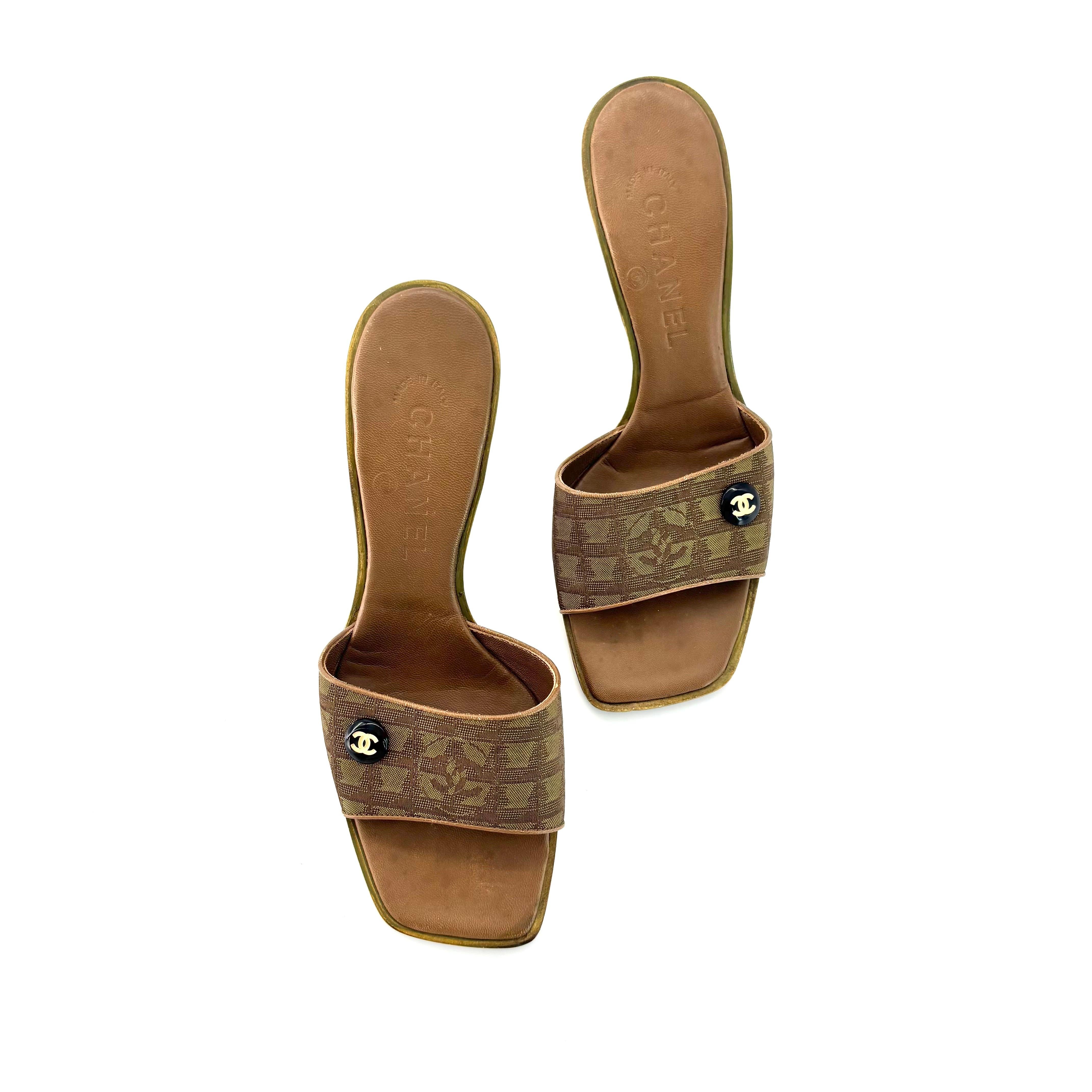 Chanel vintage con il tacco a forma di stella, con le sue scivolate
Colore Marrone Khaki
Taglia 36.5EU
Tomaia in tessuto
Design a incastro CC
Tacco medio
Bottone con logo CC
Segni di normale utilizzo, nel complesso buone condizioni d'uso.