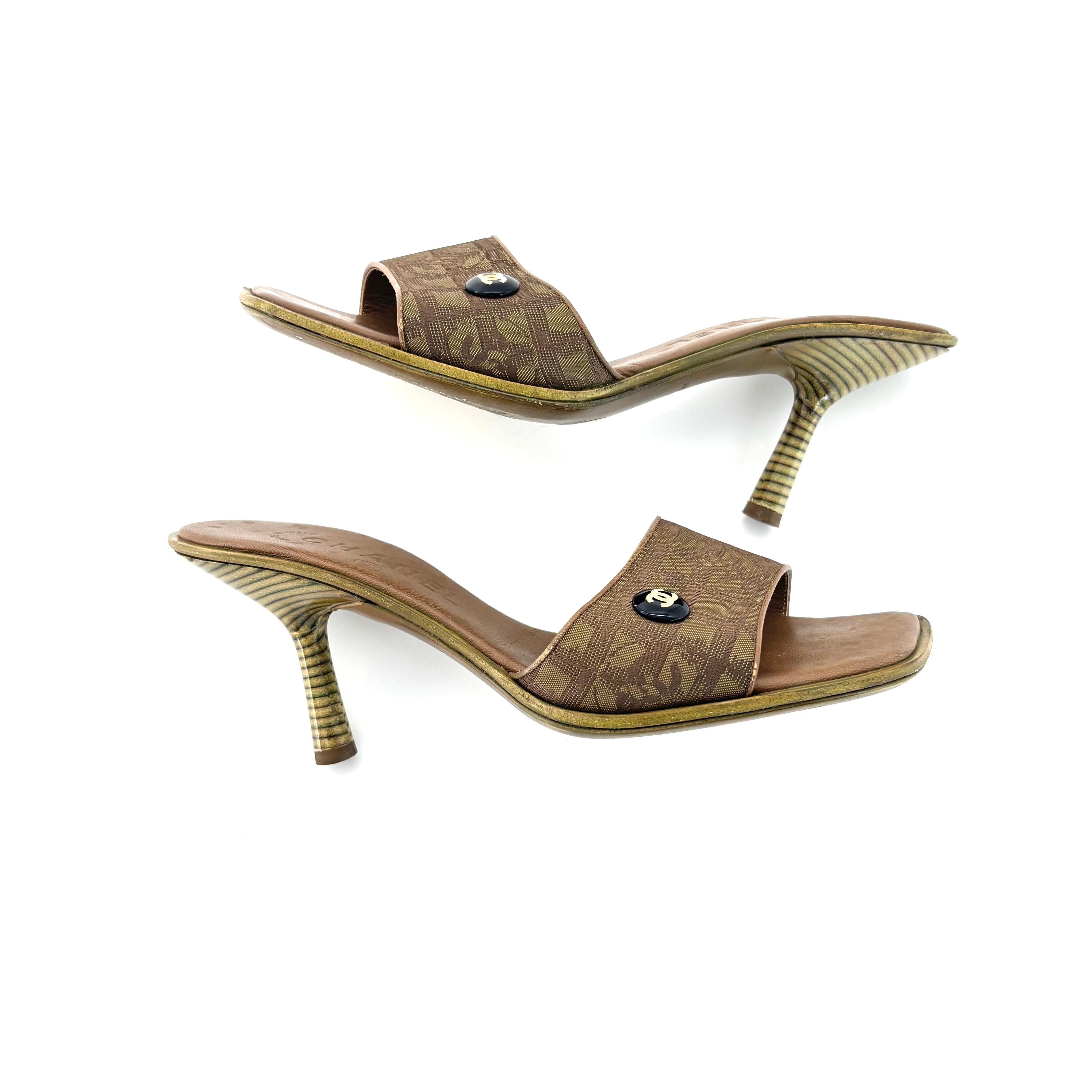 Marrone Chanel Vintage Interlocking CC Monogram Satin Slip On Mules Sandals 36.5 in vendita