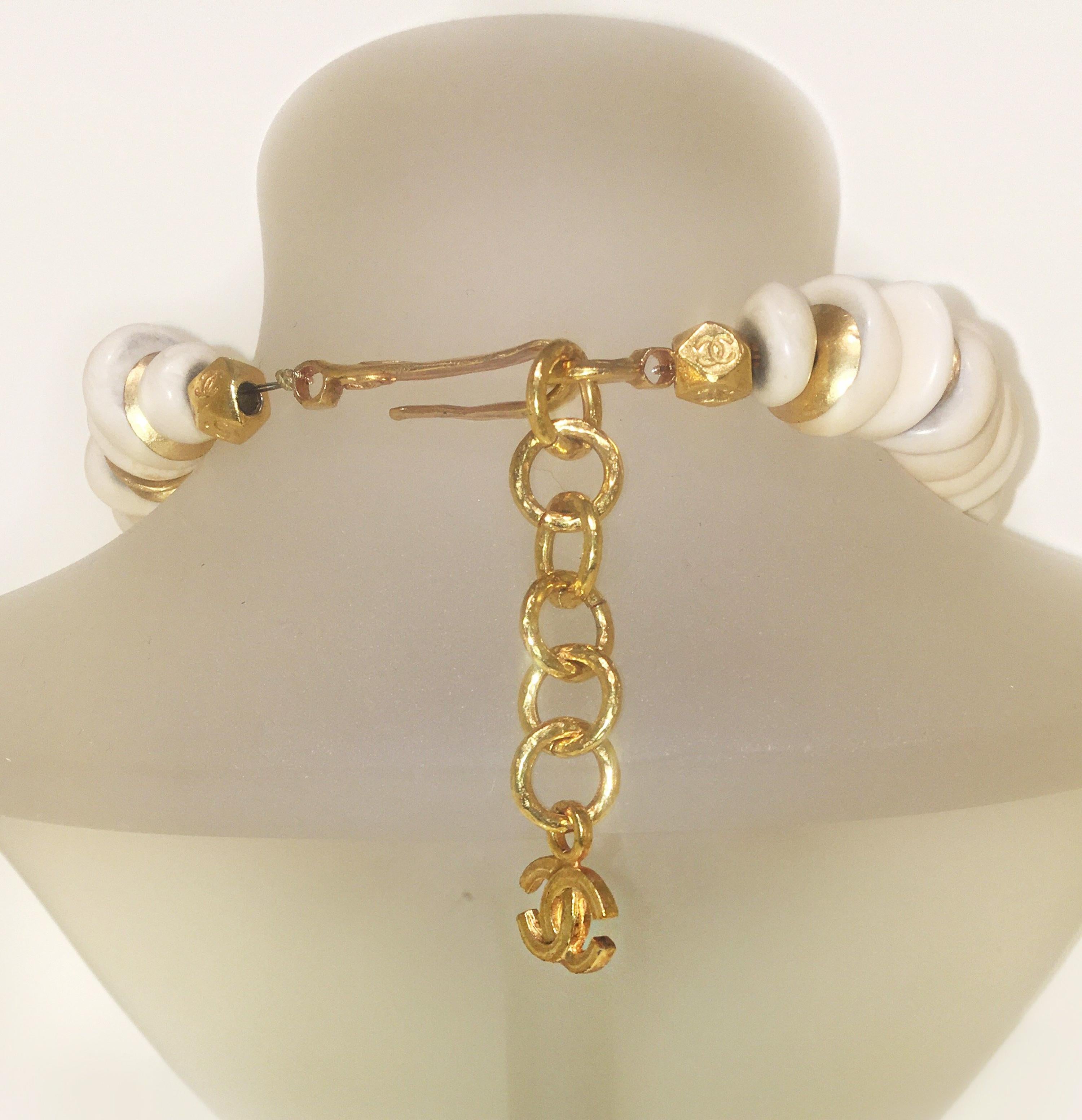 Vintage Chanel Ivory Resin Gold Necklace, 1990s im Zustand „Hervorragend“ im Angebot in Palm Beach, FL