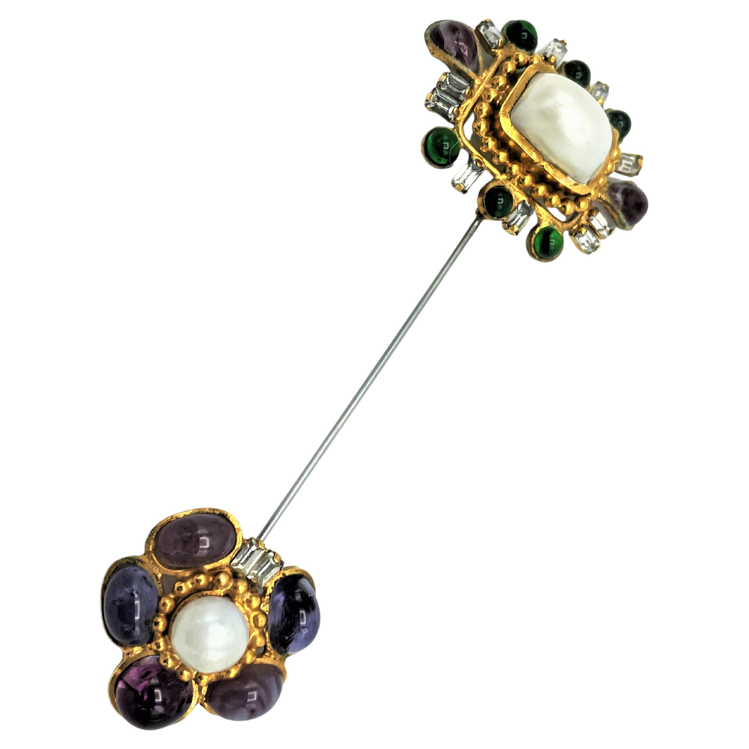 A real gem from the early 1960s by Coco Chanel. Made by Maison Gripoix with purple, green Gripoix glass and 2 large fake pearls. At the tip of the needle is a small counterpart into which the needle is inserted. The 1st time that I have such a dress