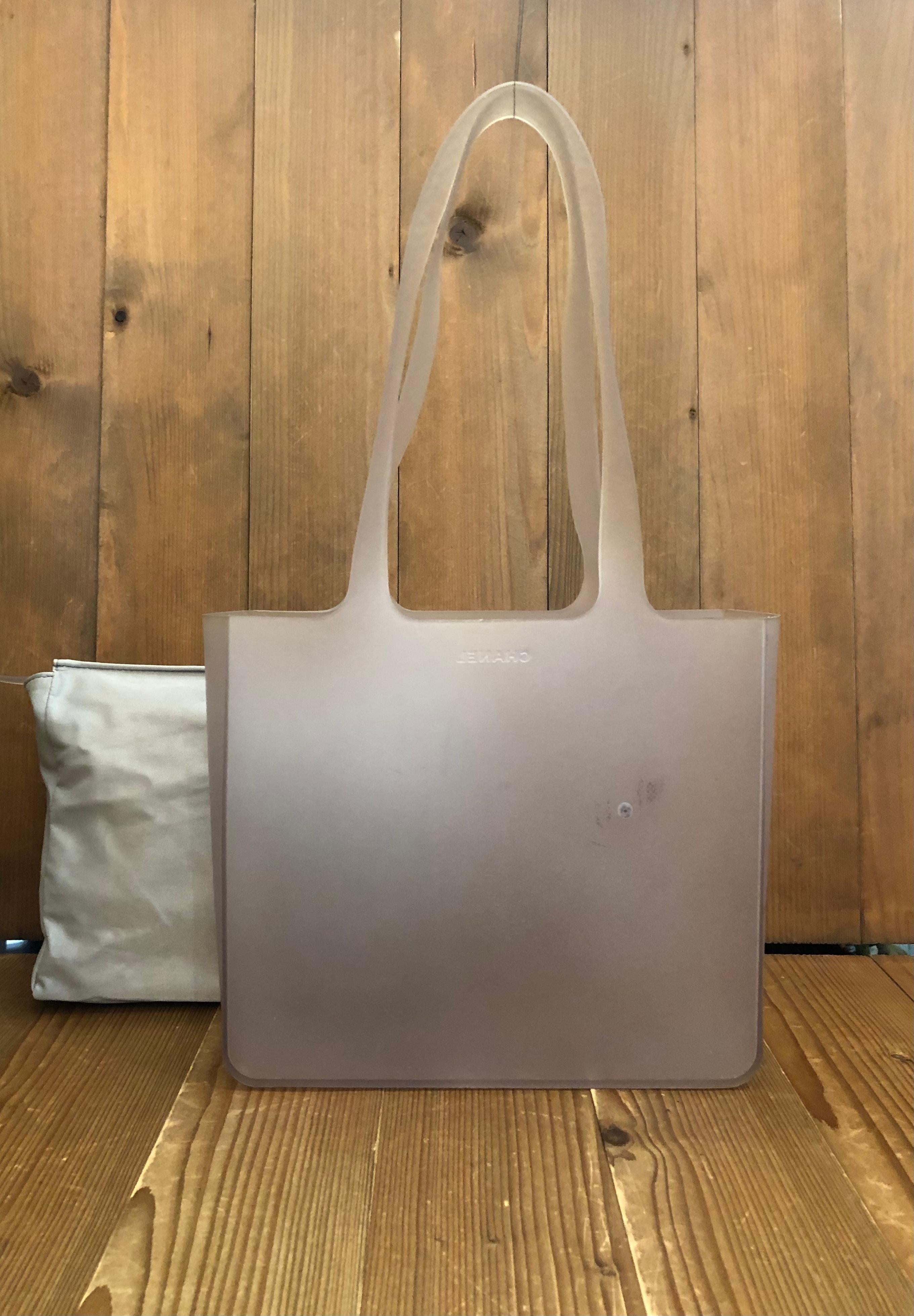 Vintage CHANEL Jelly Tote Bag mit Beutel in Neutralgrau PM (Grau) im Angebot