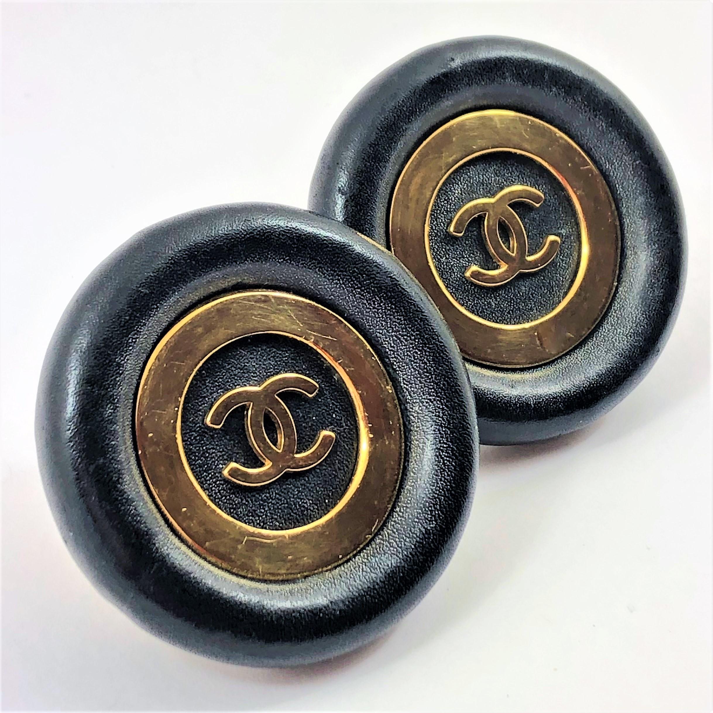 Pendientes vintage Chanel Jumbo de cuero negro y tono dorado 1  13/16 pulgadas en Bueno estado para la venta en Palm Beach, FL