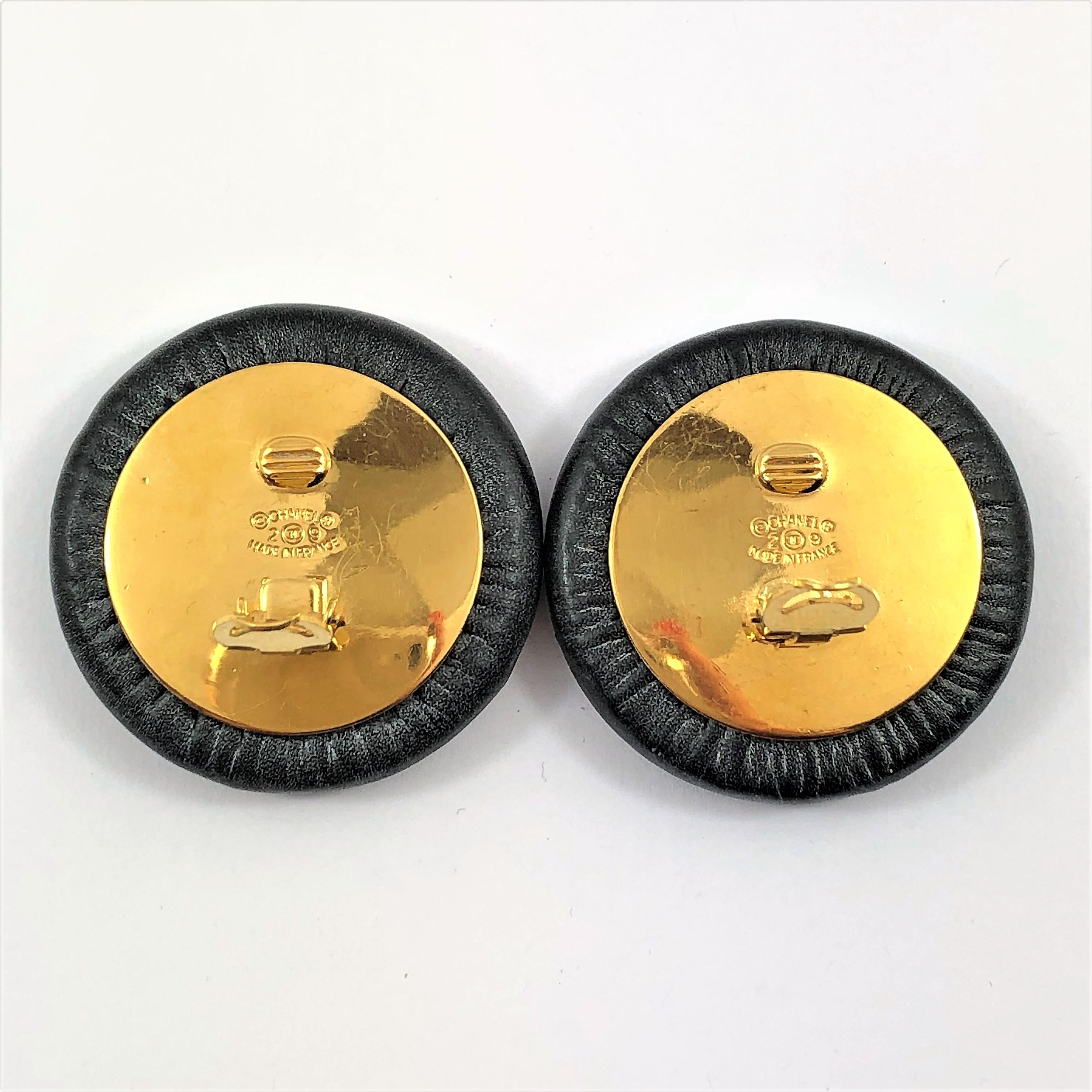 Pendientes vintage Chanel Jumbo de cuero negro y tono dorado 1  13/16 pulgadas en venta 2