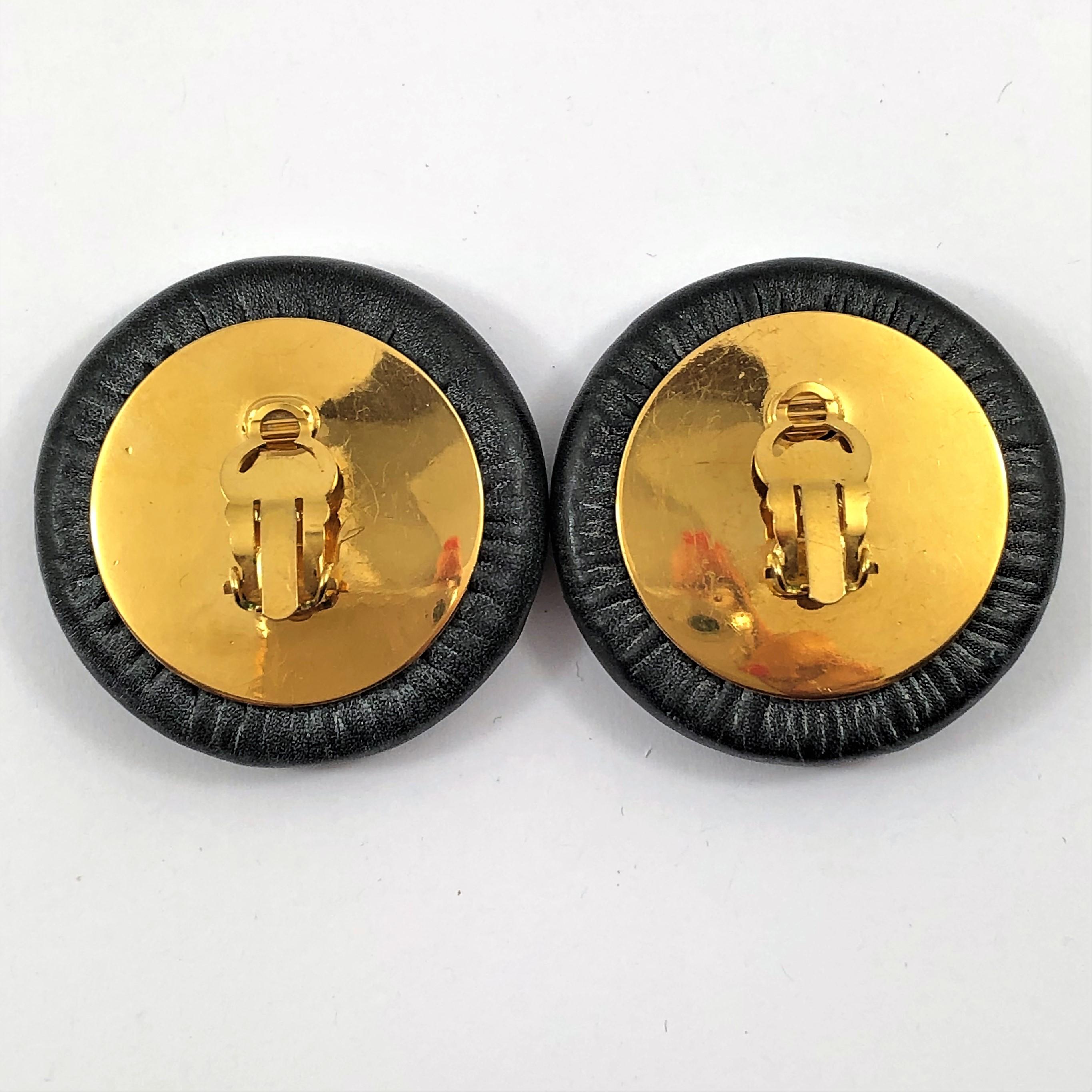 Pendientes vintage Chanel Jumbo de cuero negro y tono dorado 1  13/16 pulgadas en venta 3