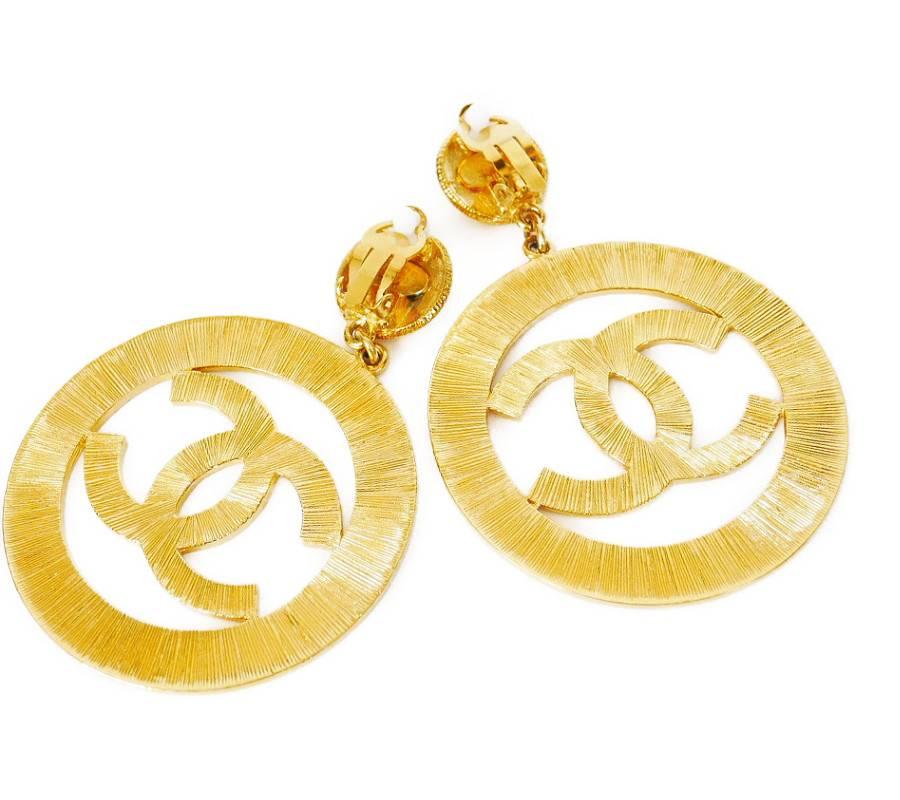 Women's or Men's Chanel Vintage Jumbo Gold Dangling Earrings 