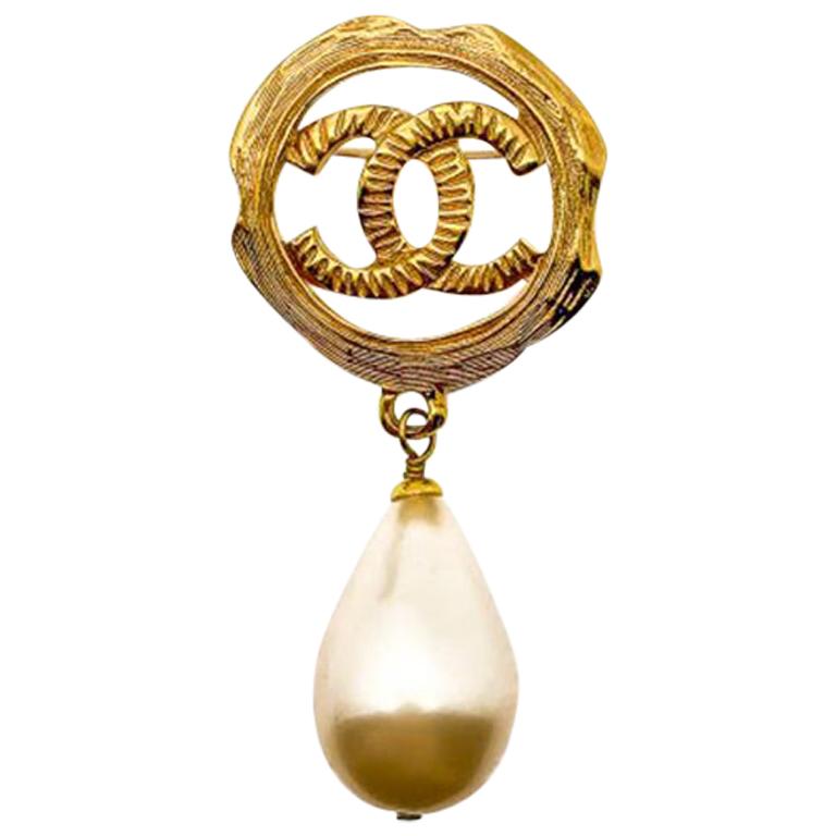 Vintage Chanel Karl Lagerfeld Iconic CC Logo 
Pearl Droplet Brooch 1994 in vendita