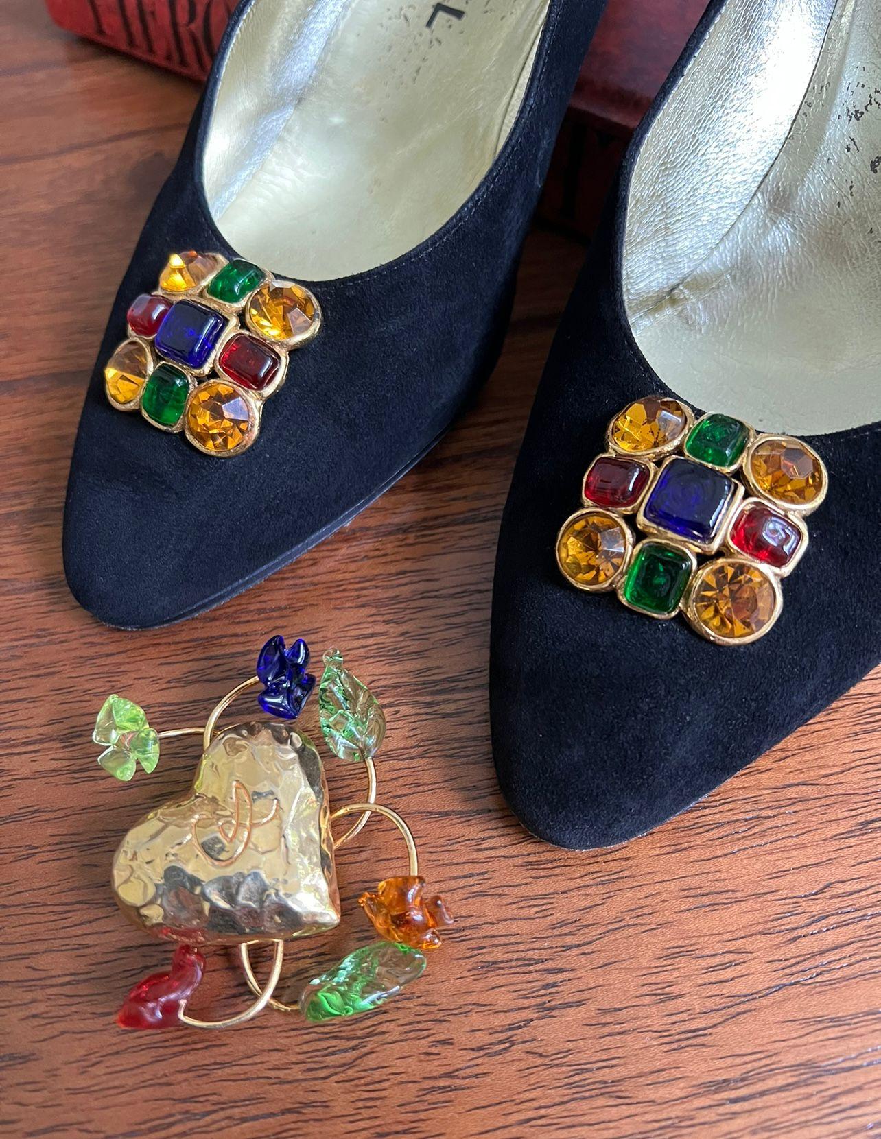 Vintage Chanel Kitten-Heels mit Gripoix-Schnallen, 1989 im Zustand ��„Gut“ im Angebot in New York, NY