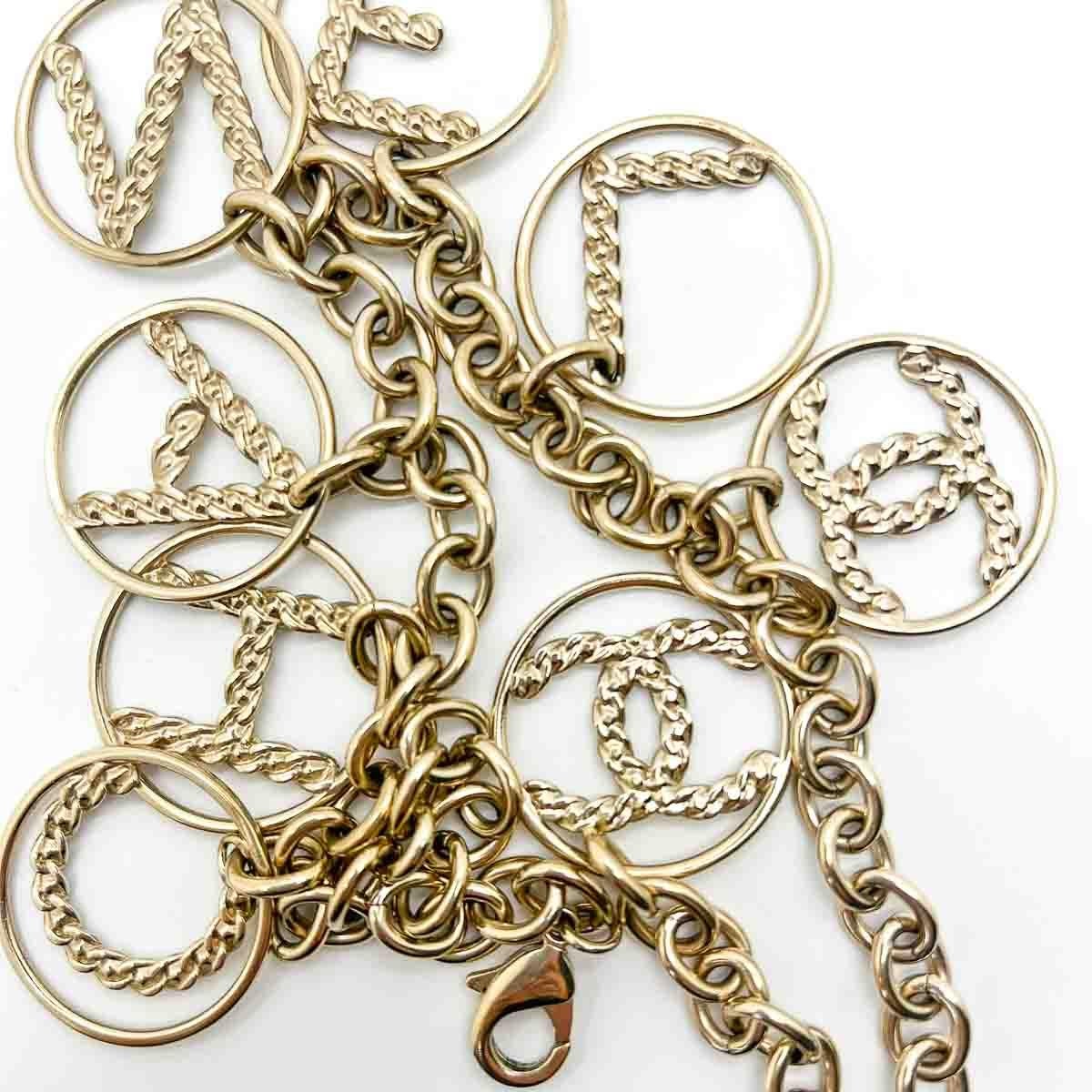 Eine atemberaubende Chanel Logo Charm Halskette, die 2019 für die Spring Summer Collection'S und während der legendären Amtszeit von Karl Lagerfeld gefertigt wurde. Die Buchstaben des berühmtesten Couture-Hauses der Welt, die von einer klobigen