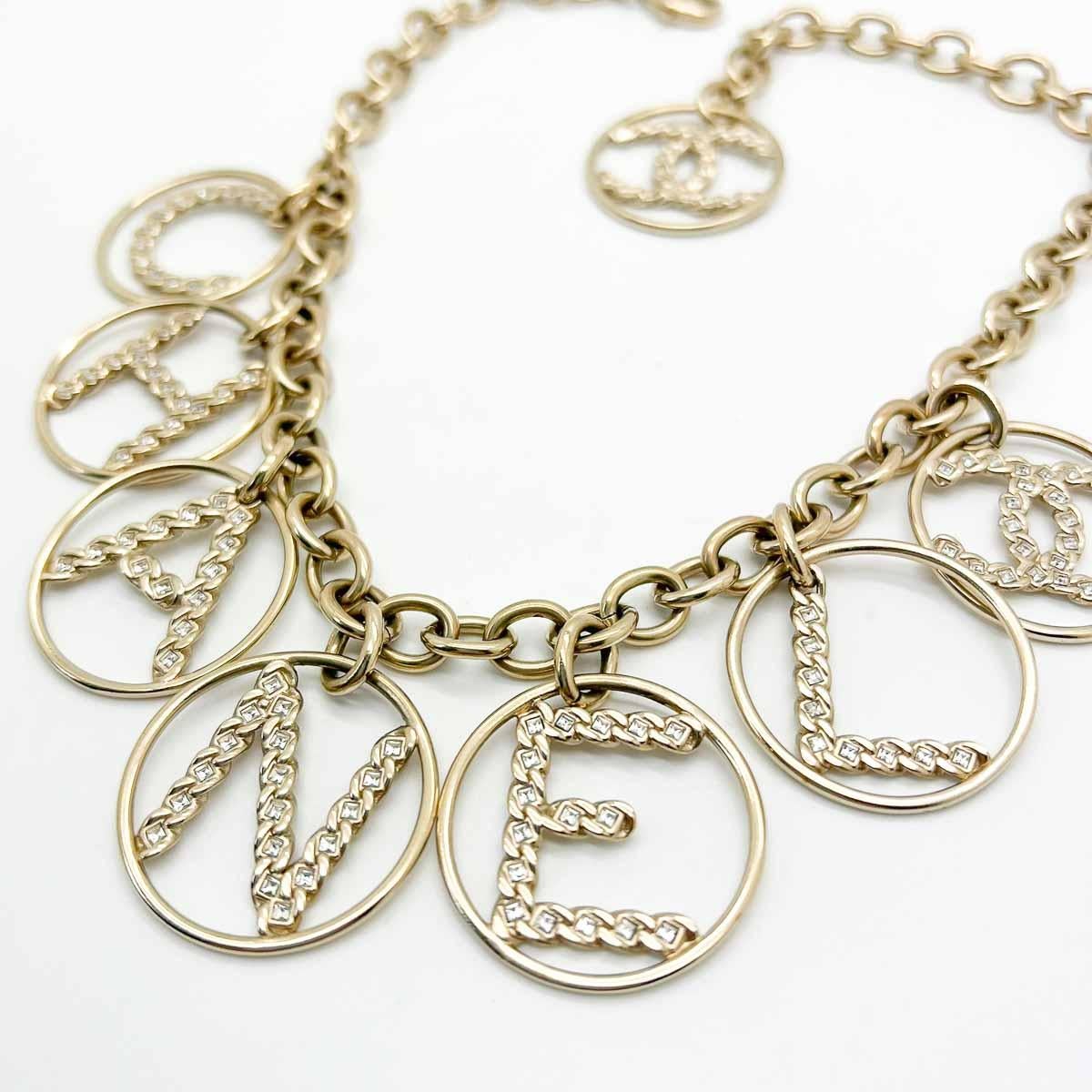 Vintage CHANEL LAGERFELD Ära Iconic Aussage Logo Brief Charme Halskette 2010s Damen im Angebot