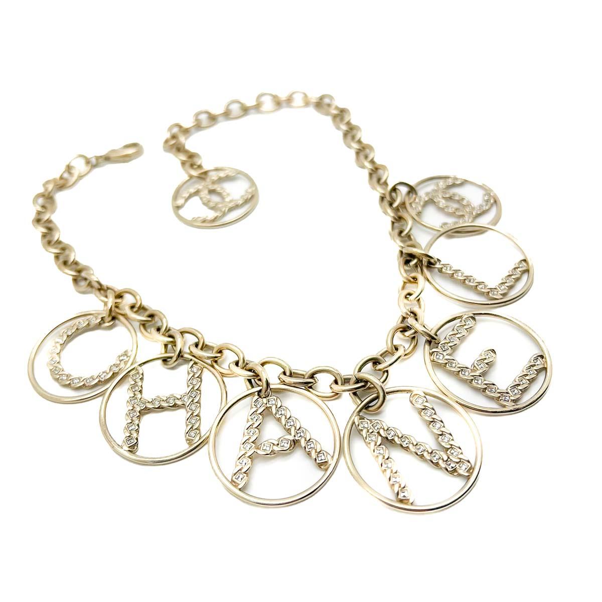 Vintage CHANEL LAGERFELD Ära Iconic Aussage Logo Brief Charme Halskette 2010s im Angebot 1