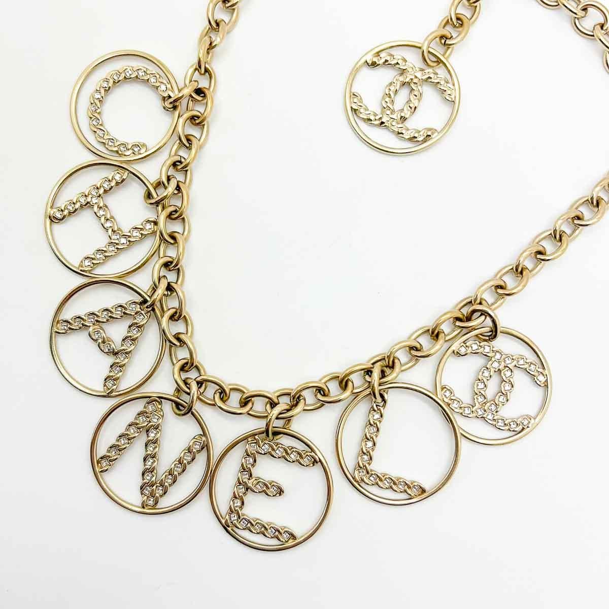 Vintage CHANEL LAGERFELD Ära Iconic Aussage Logo Brief Charme Halskette 2010s im Angebot 2