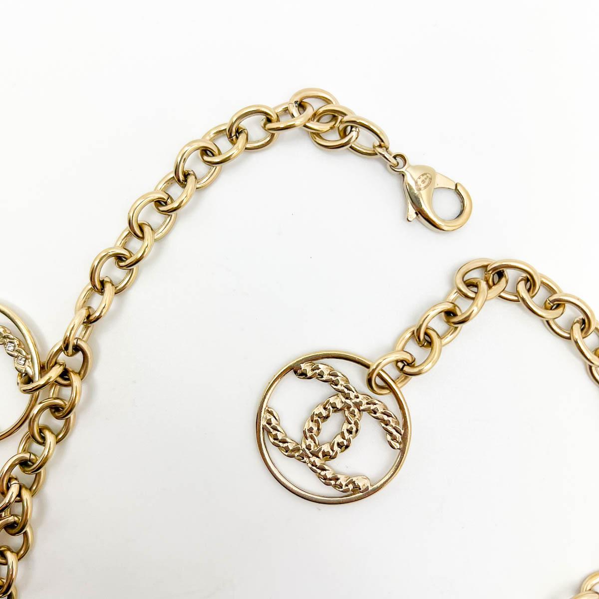 Vintage CHANEL LAGERFELD Ära Iconic Aussage Logo Brief Charme Halskette 2010s im Angebot 3