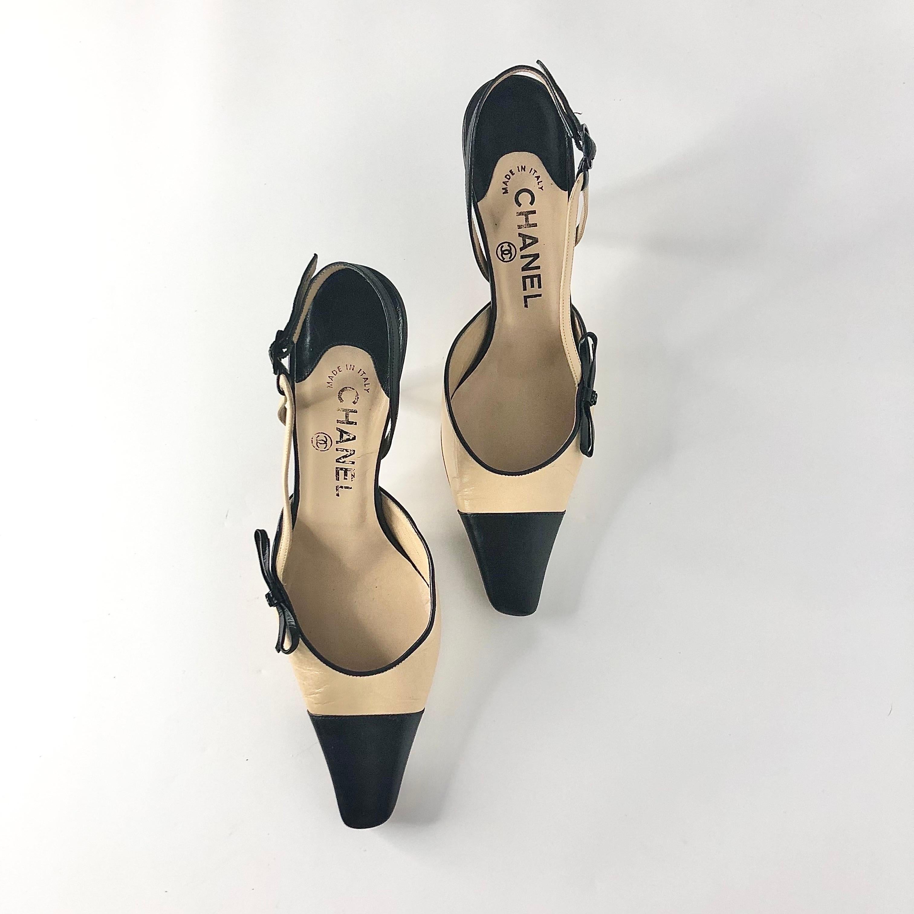 Chanel Interlocking CC Mini Bow Kitten Heel Retro Vintage Slingbacks
Farbe Tan / Schwarz
Größe 36EU
Obermaterial Leder
Halb spitze Zehe 
Schleife mit ineinandergreifendem CC-Logo
Verstellbarer Schnallenriemen
Cap-Zehe-Design
Mittlerer Absatz
Normale