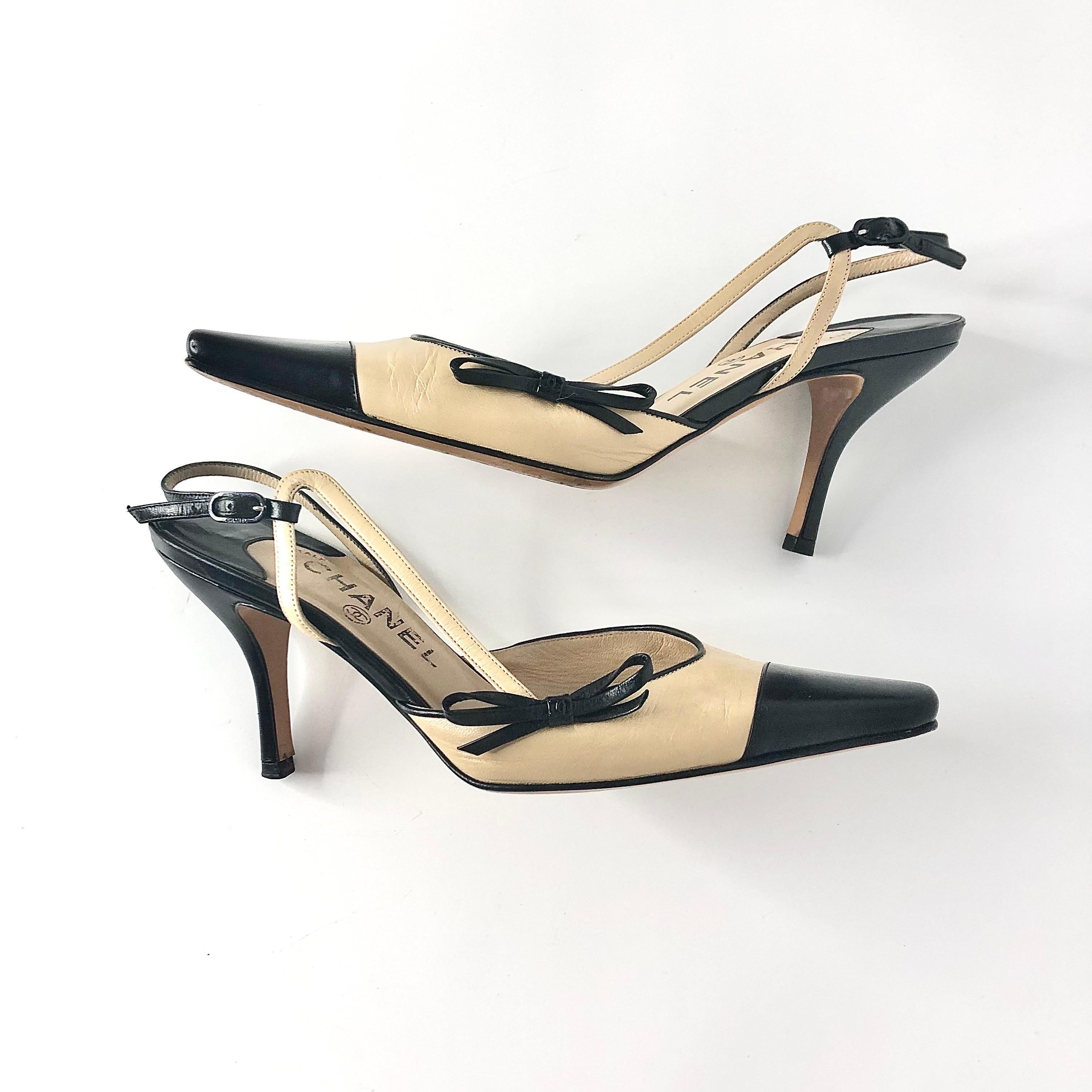 Vintage Chanel Lagerfeld Interlocking CC Mini Bow Cap Toe Slingback Pumps 36 (Beige) im Angebot