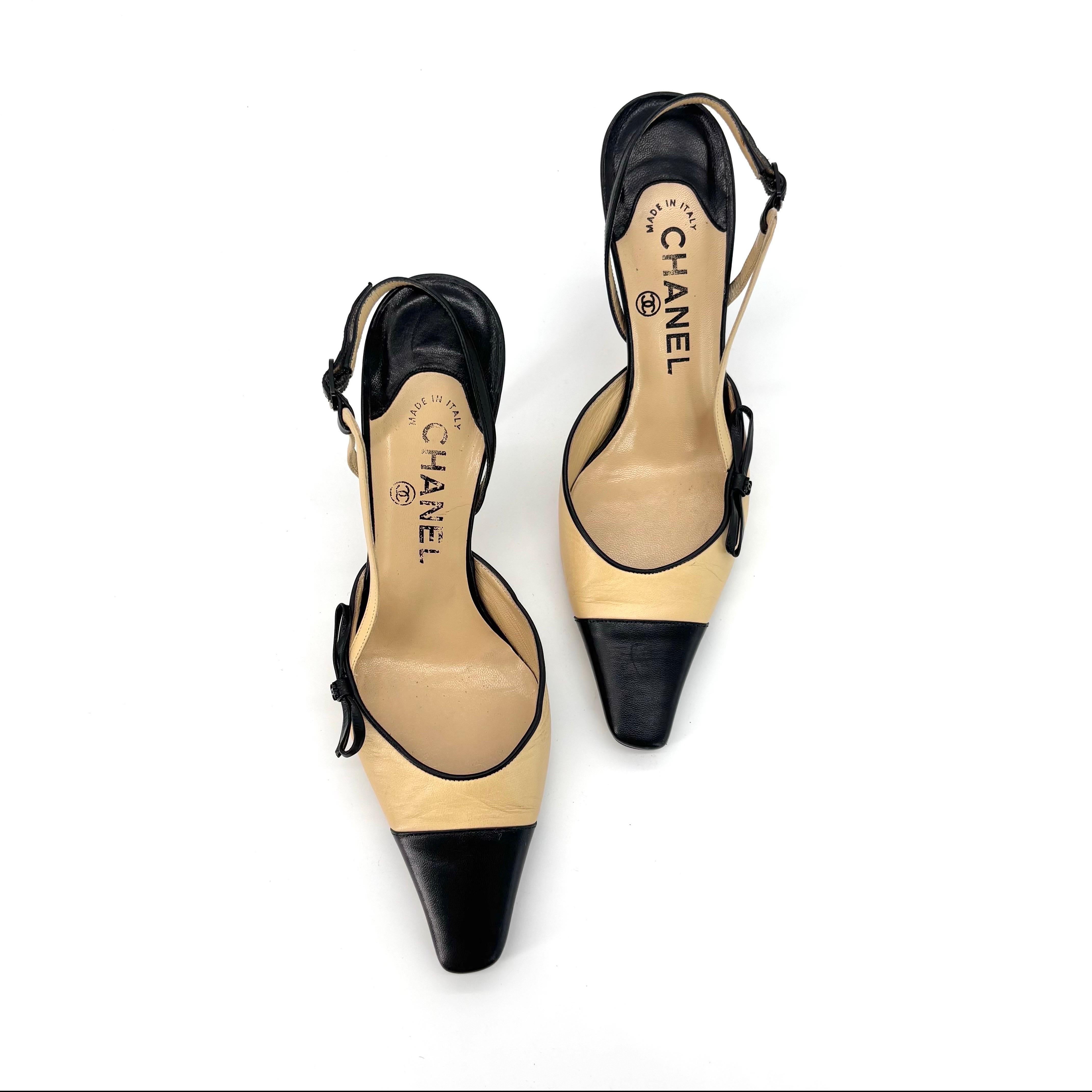 Beige Vintage Chanel Lagerfeld Interlocking CC Mini Bow Cap Toe Slingback Pumps 36 en vente