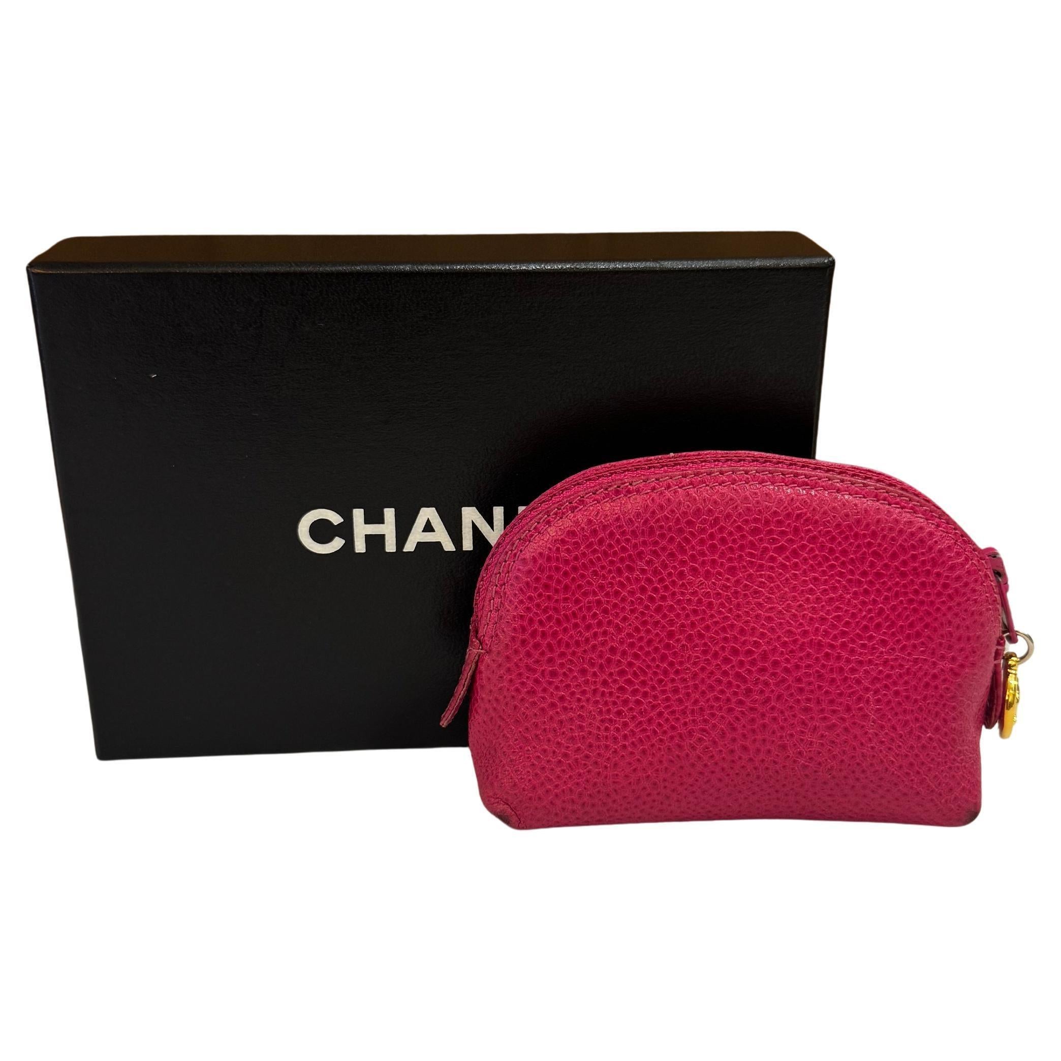 Cette mini pochette à cosmétiques CHANEL vintage est réalisée en cuir d'agneau rose et dotée de ferrures dorées. La fermeture à glissière sur le dessus ouvre sur un intérieur en cuir lamé. Mesure approximativement 4 x 3 x 1,5 pouces. Fait en Italie.