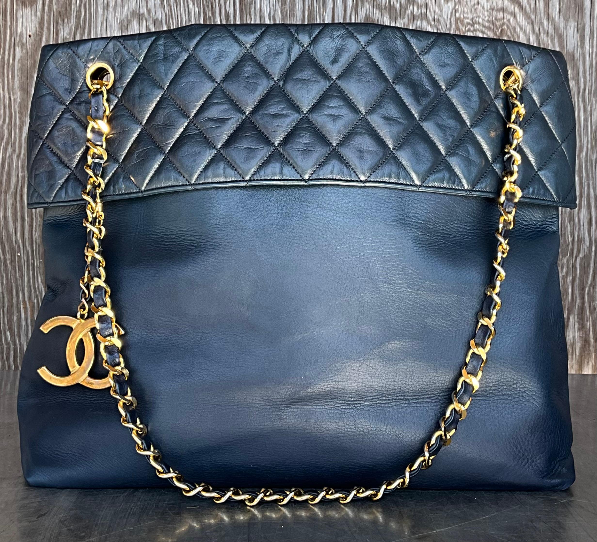 Gris Vintage Chanel Lambskin Quilted Shoulder Bag Navy (Sac à bandoulière matelassé en cuir d'agneau)