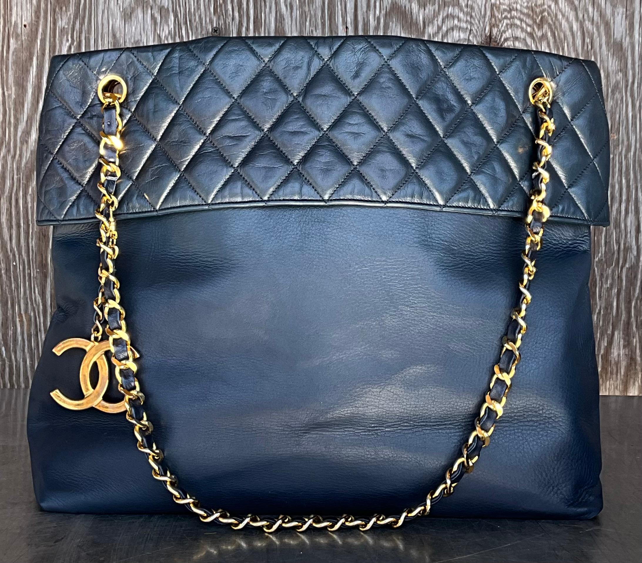 Vintage Chanel Lambskin Quilted Shoulder Bag Navy (Sac à bandoulière matelassé en cuir d'agneau) Bon état à Lake Worth Beach, FL