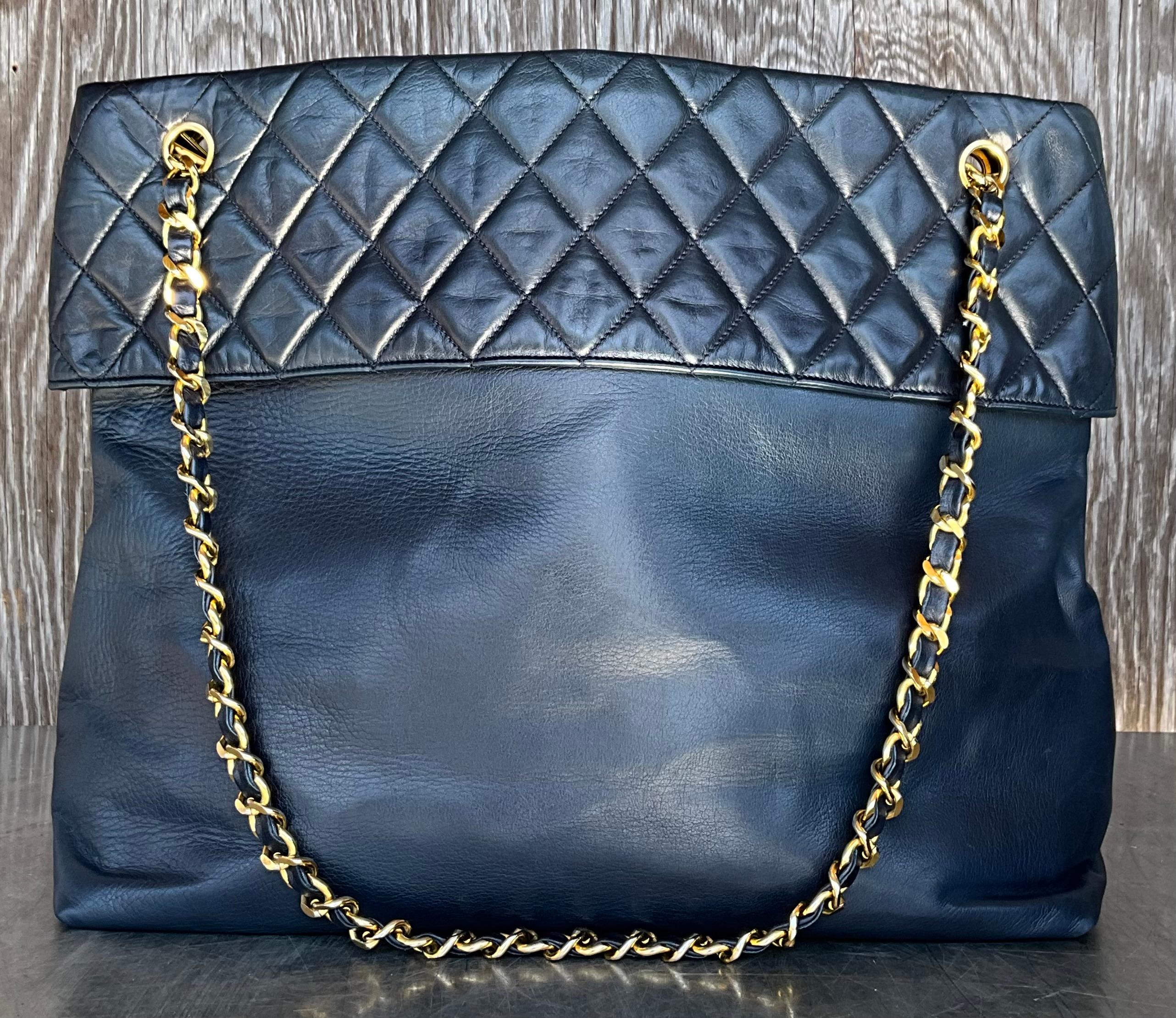 Vintage Chanel Lambskin Quilted Shoulder Bag Navy (Sac à bandoulière matelassé en cuir d'agneau) 1