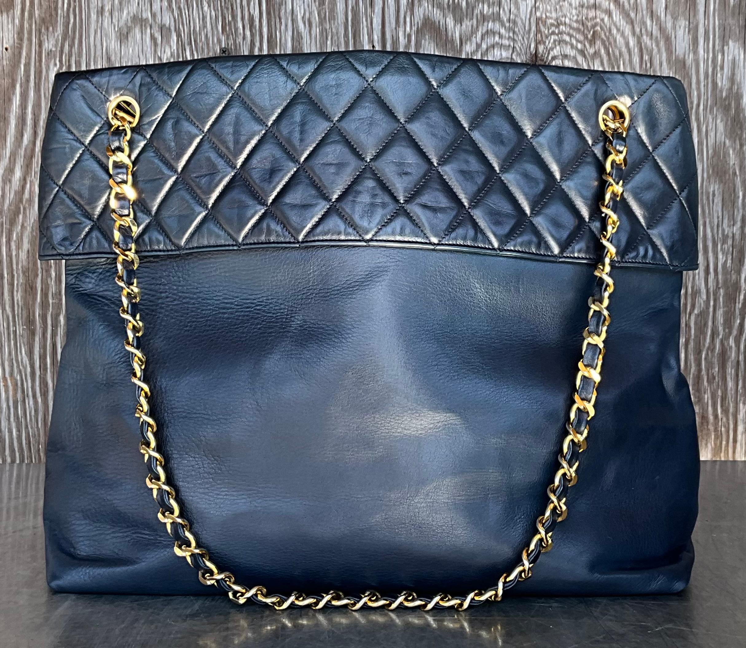 Vintage Chanel Lambskin Quilted Shoulder Bag Navy (Sac à bandoulière matelassé en cuir d'agneau) 2