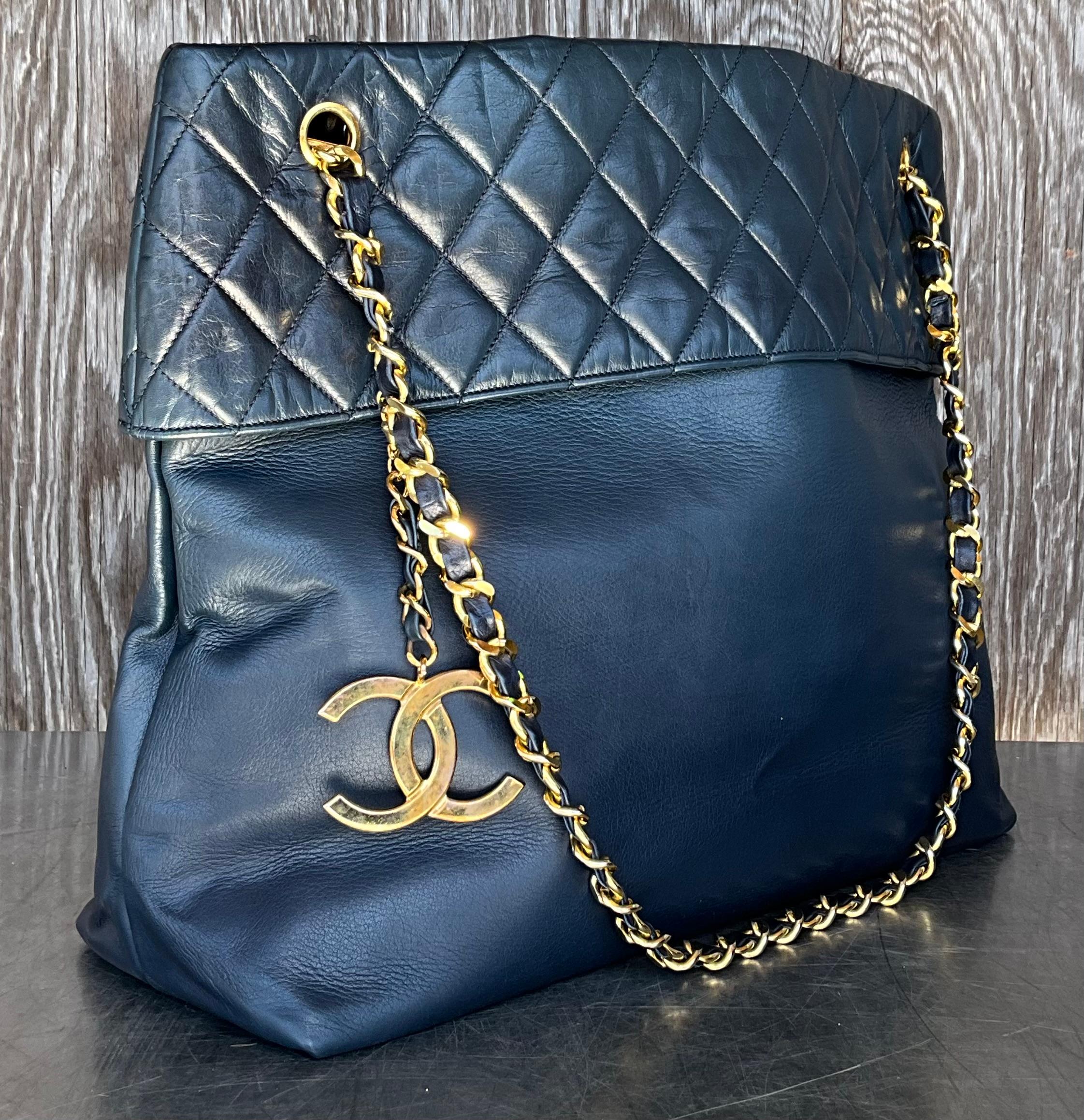 Vintage Chanel Lambskin Quilted Shoulder Bag Navy (Sac à bandoulière matelassé en cuir d'agneau) 3