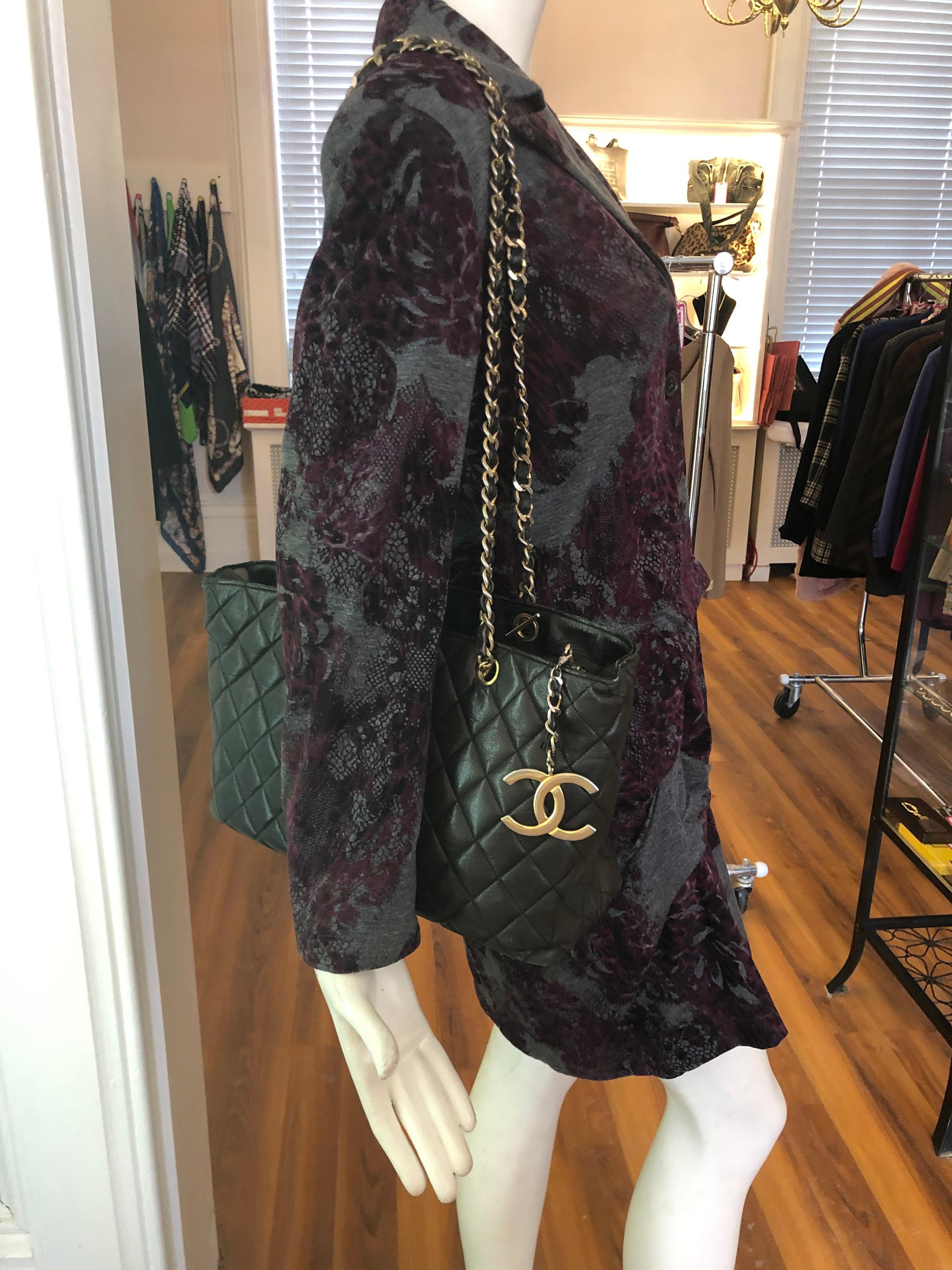 This beautiful 1989 bag is made of caviar quilted leather with serial #1336795. The bag has a leather lining with a zip pocket; CC pull; double leather and chain strap; a large CC pendant, and a zip top closure. There is some slight wear to corners,