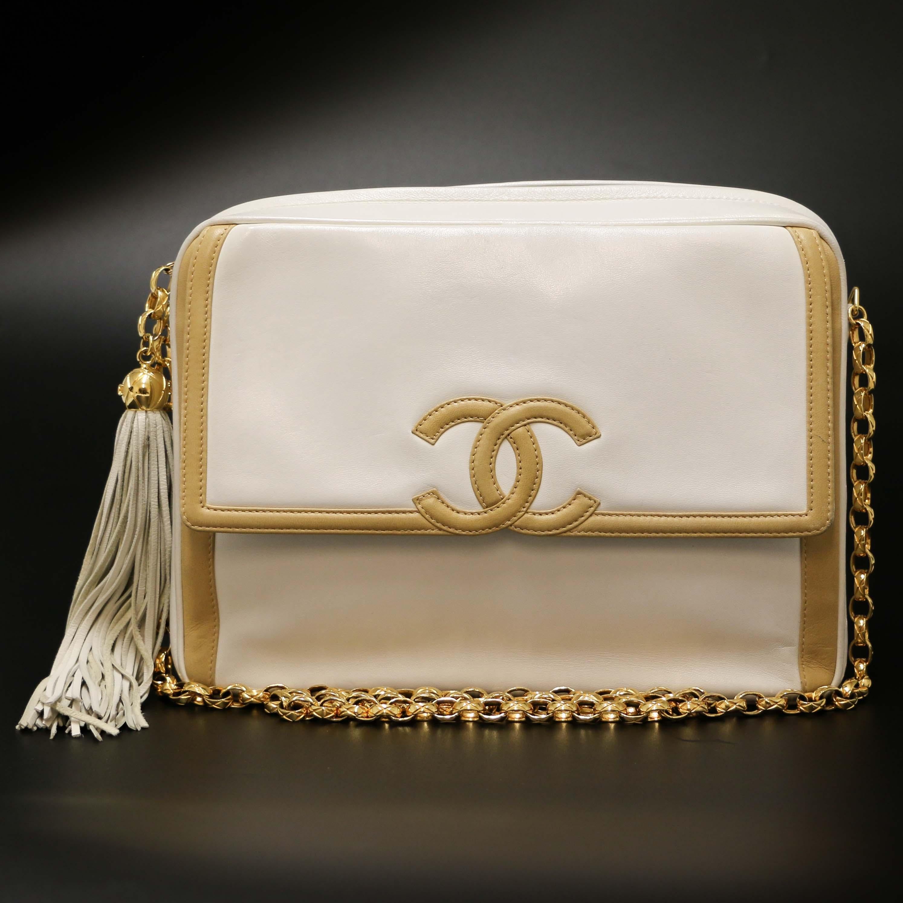 Beautiful Vintage bicolor Caméra bag from Chanel.

Condition: very good
Made in Italy
Collection: Caméra large model
Genre: women
Material: soft leather
Interior: white leather
Colors: white and beige
Dimensions: 27 x 20 x 8 cm
Strap: 110cm
Hologram
