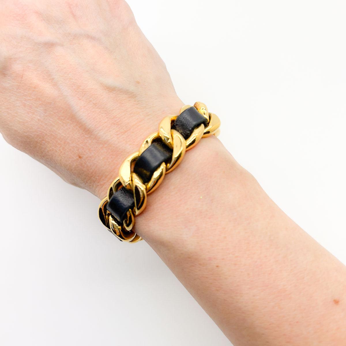 Ein Vintage Chanel Leder-Ketten-Armband. Ein perfektes Stück Chanel-Erbe, vor allem, wenn wir an die ikonische Linda Evangelista in schwarzem Chanel-Leder zurückdenken, gestylt mit einem Arm voller Leder-Kettenarmbänder. Wäre es nicht wunderbar, ein