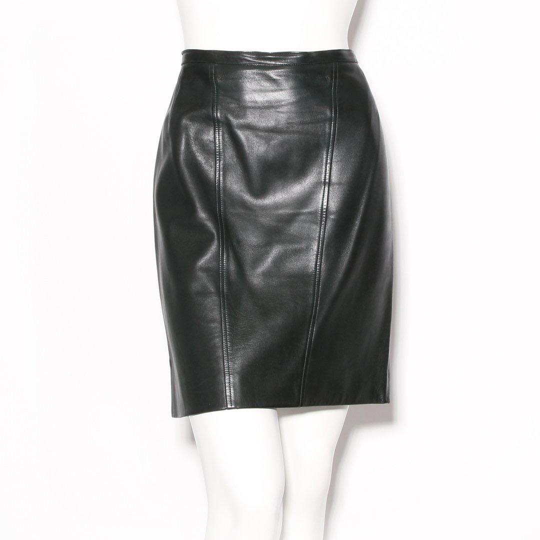 Product Details:
Leather skirt by Chanel Boutique 
Dark green leather
High waisted skirt
Zip back with button closure 
Gold-tone hardware 
Button has four-leaf clover detail
Condition: Great vintage condition, some dark markings on front of skirt.