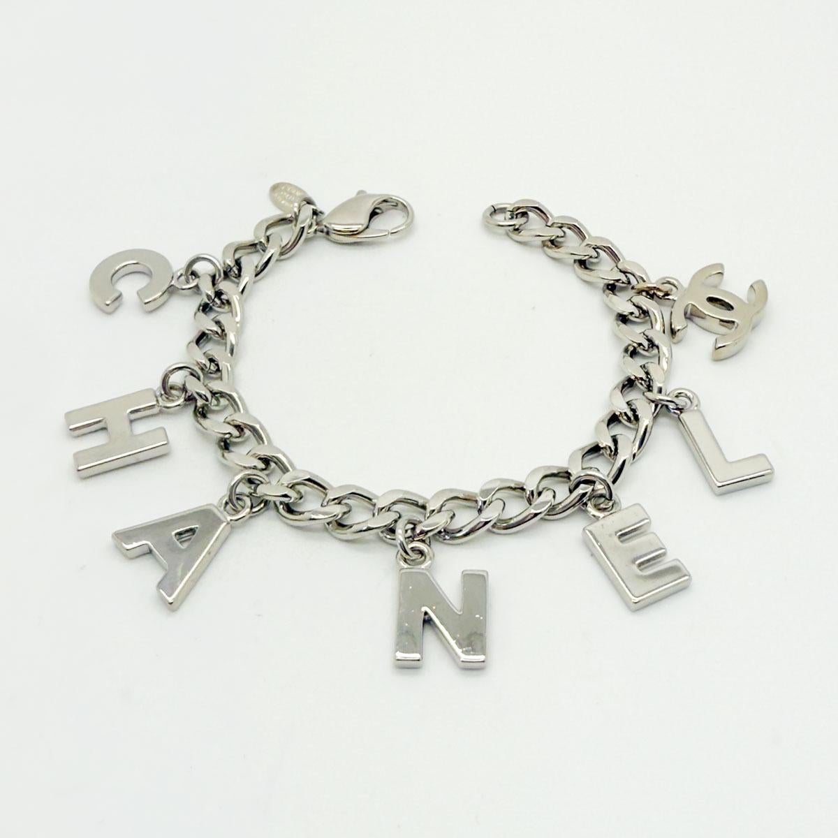 Donna Vintage Chanel Letter Charm CC Bracciale 2005 in vendita