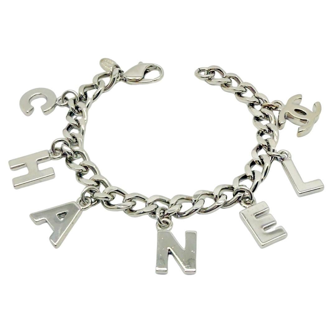 Vintage Chanel Letter Charm CC Bracciale 2005 In condizioni buone in vendita a Wilmslow, GB