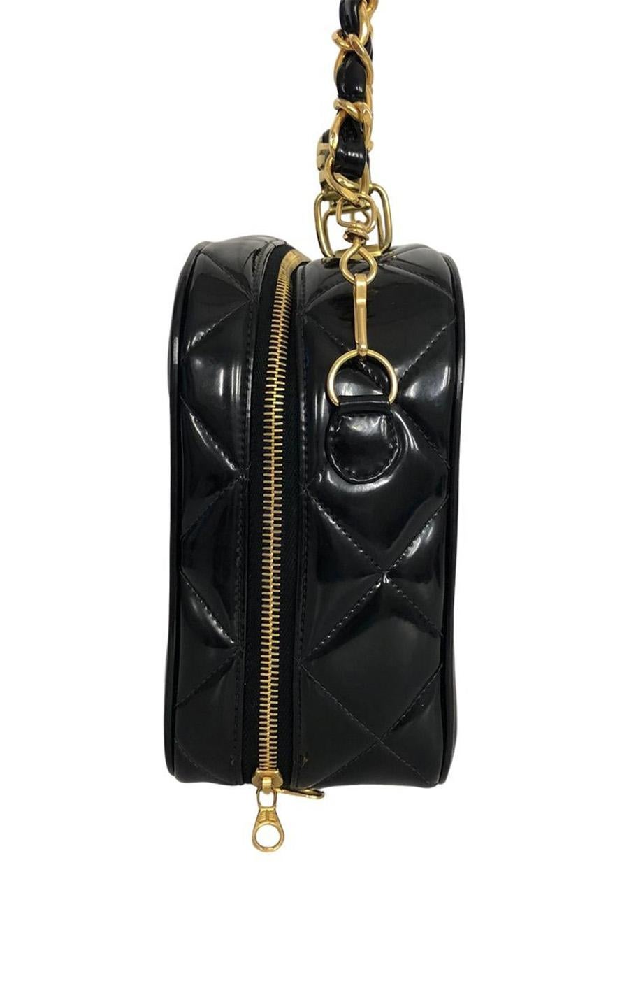 Vintage Chanel Limited Edition Crossbody bag in black Enamel leather For Sale 1