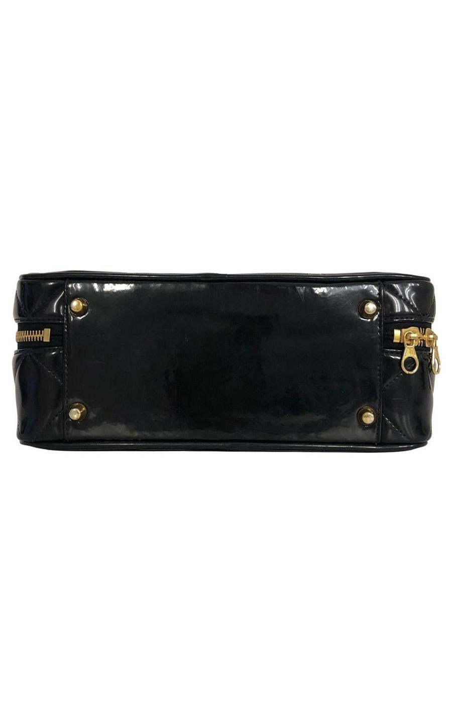 Vintage Chanel Limited Edition Crossbody bag in black Enamel leather For Sale 2