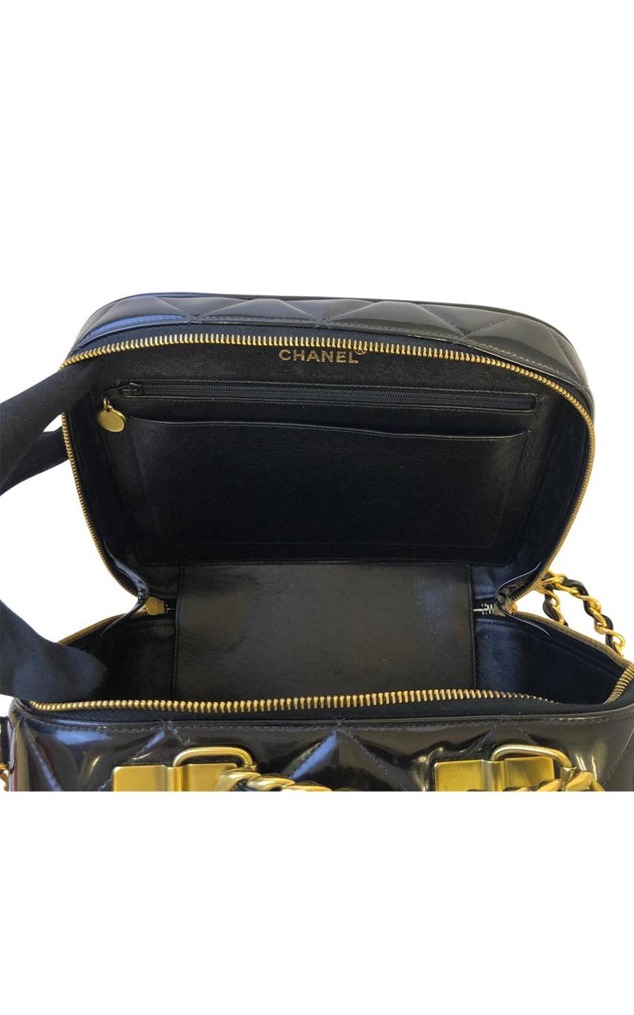 Vintage Chanel Limited Edition Crossbody bag in black Enamel leather For Sale 3