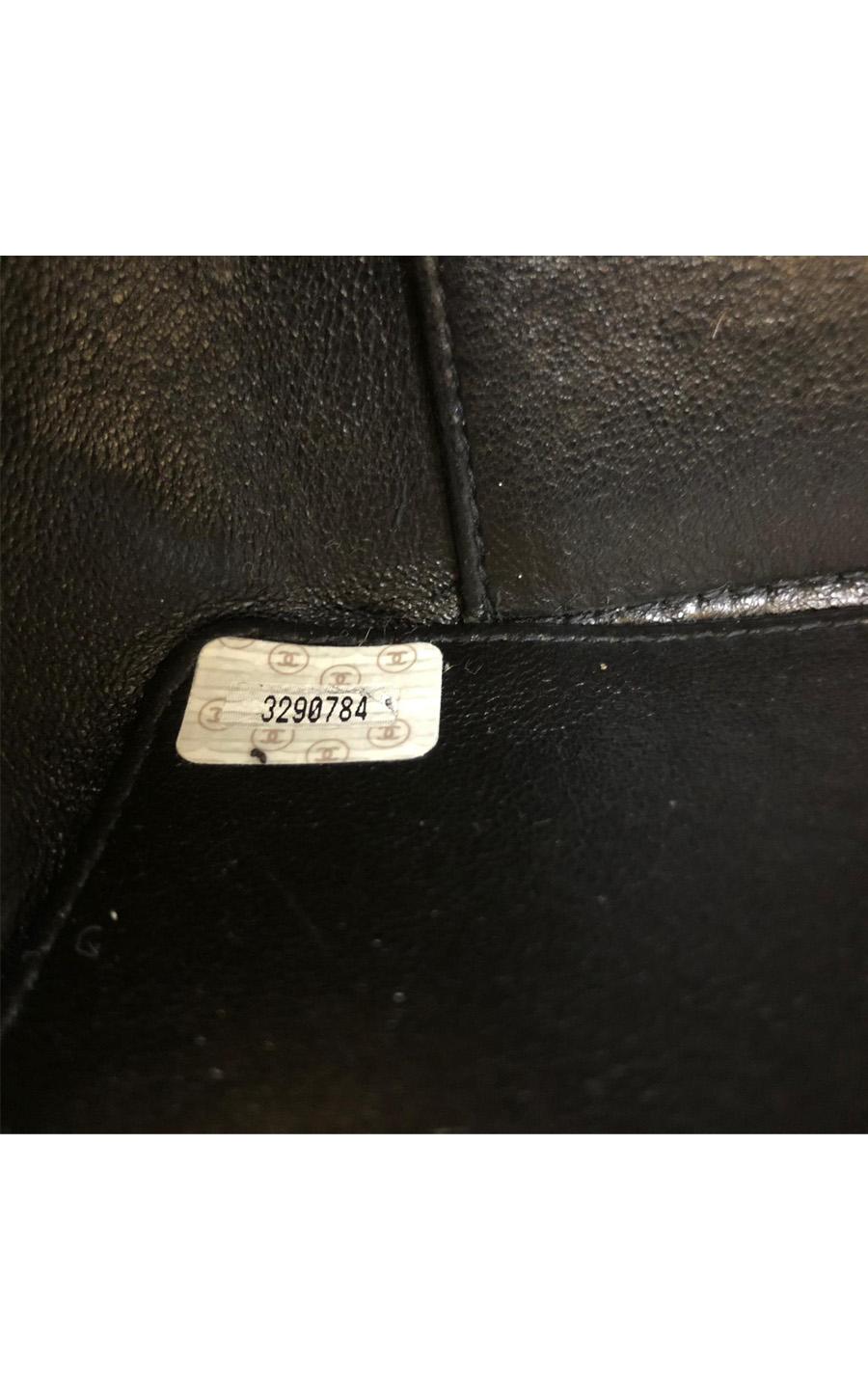 Vintage Chanel Limited Edition Crossbody bag in black Enamel leather For Sale 4