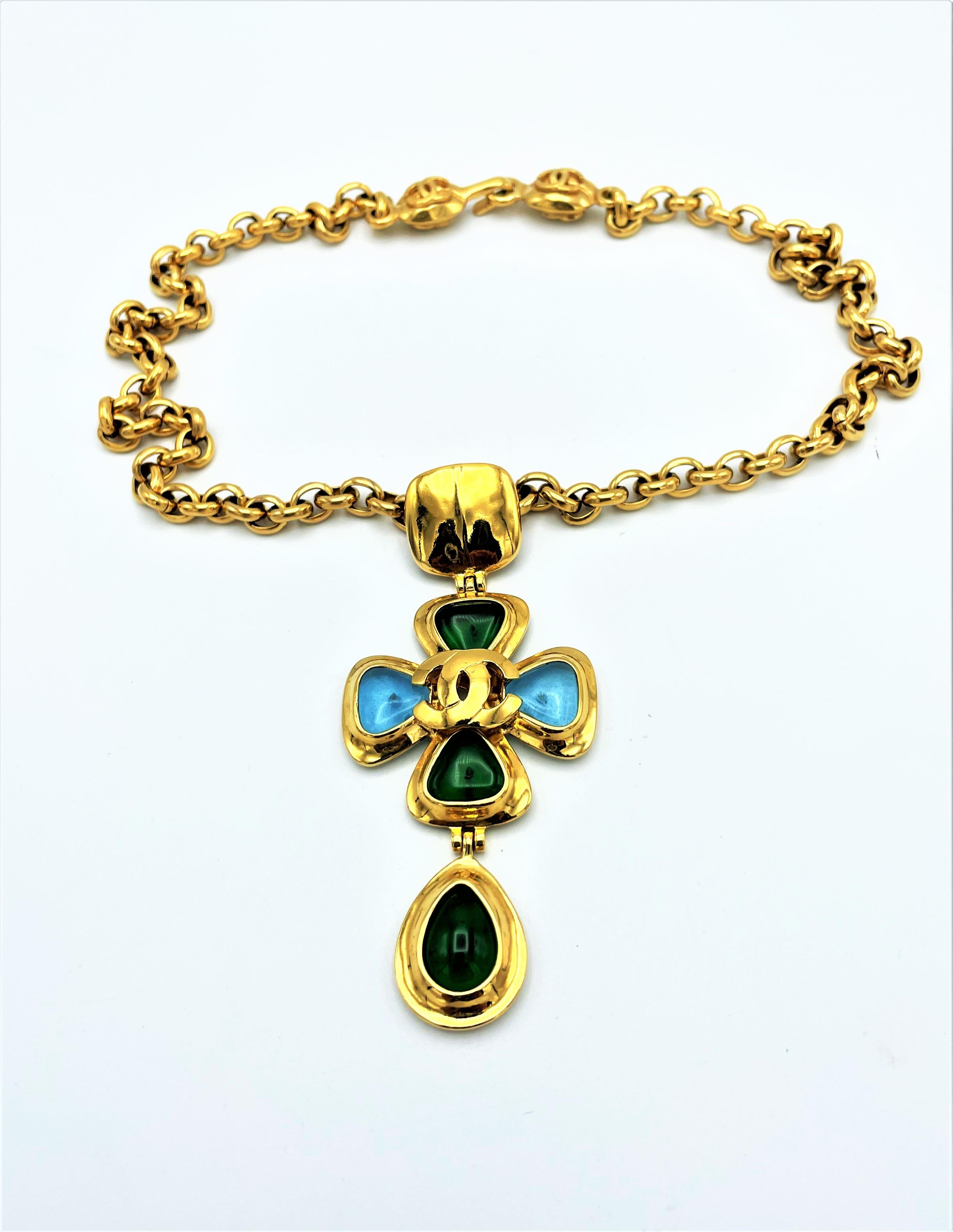 Vintage Chanel link chain with cross pendant filled with Gripoix glass, 1997  In Excellent Condition In Stuttgart, DE
