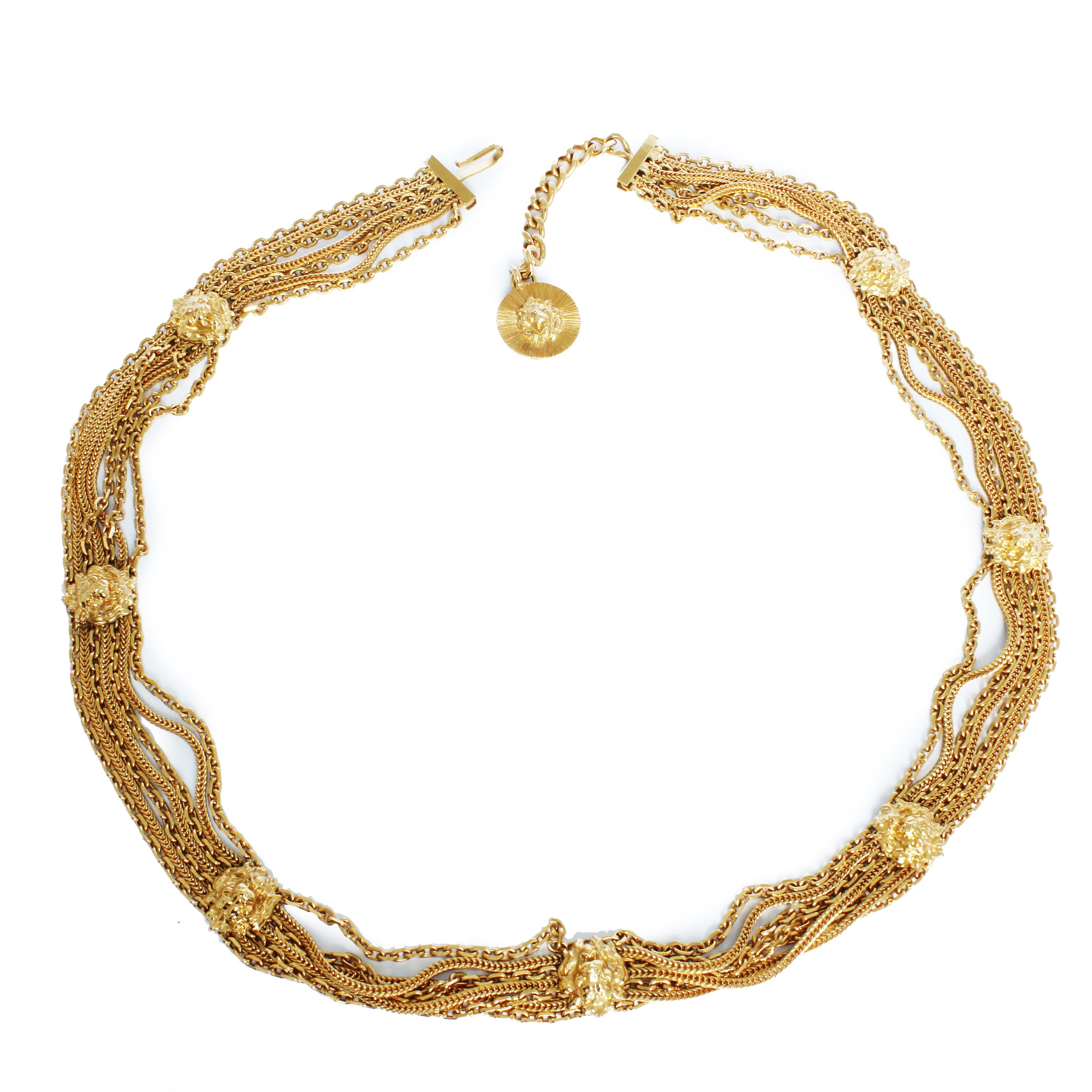 Authentischer:: gebrauchter Chanel-Löwenkopf-Medaillon-Mehrkettengürtel aus den späten 70er Jahren. Es ist aus goldenem Metall gefertigt und zeigt den ikonischen Löwenkopf von Coco Chanel als Medaillon mit Ketten. Preowned / Vintage w / einige