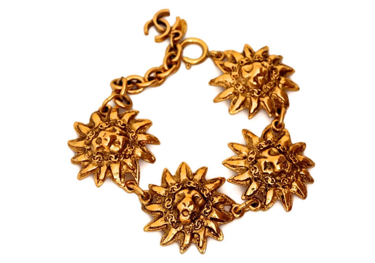 Vintage CHANEL Lion Head Sun Medallion Bracelet In Excellent Condition In Kingersheim, Alsace