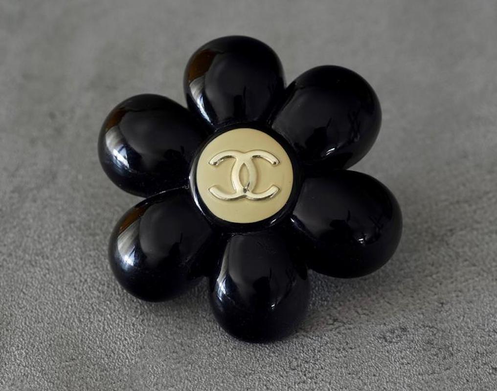 Vintage CHANEL Logo Black Camellia Resin Brooch In Excellent Condition In Kingersheim, Alsace