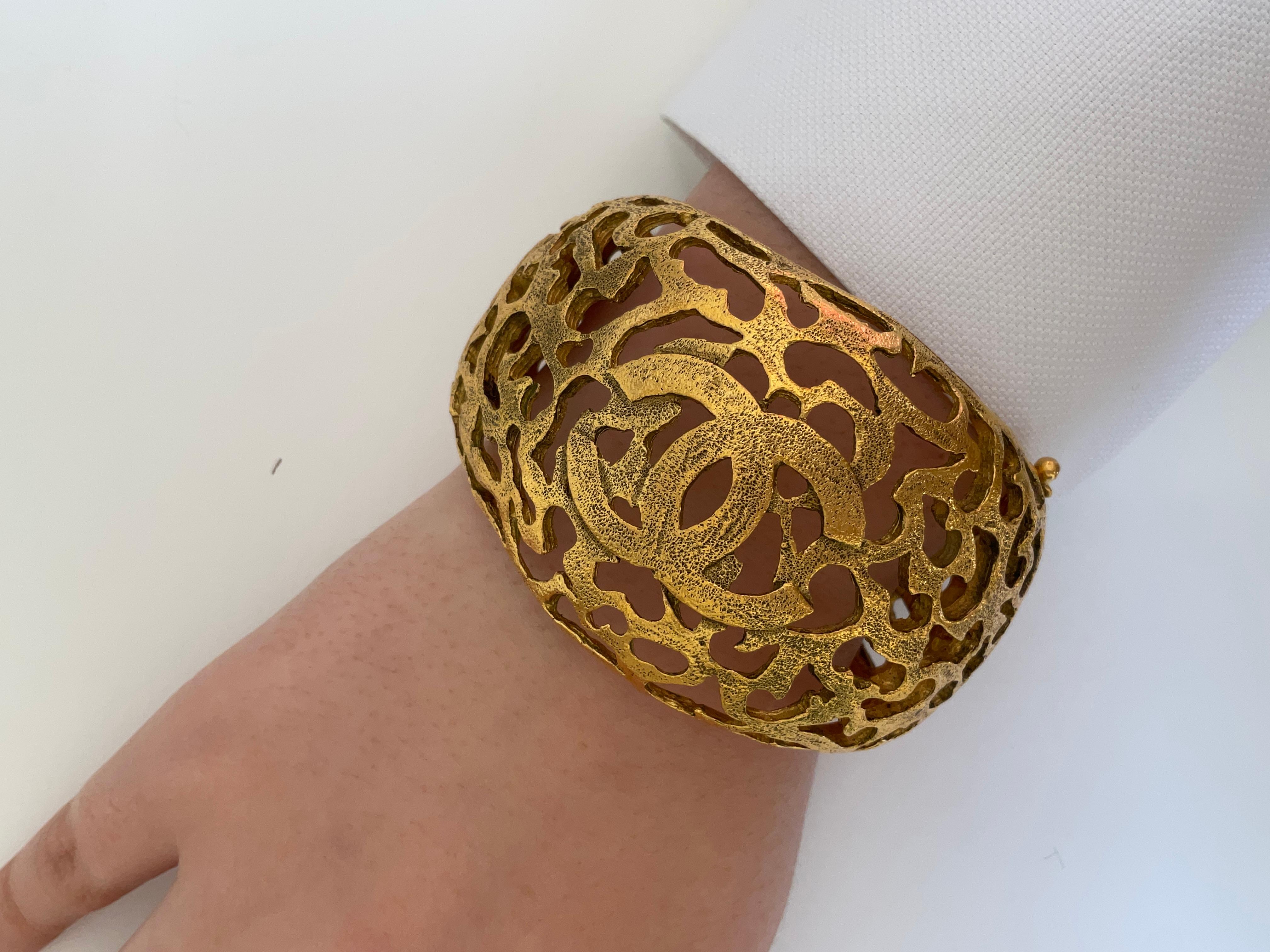 Vintage CHANEL Logo CC gold toned cuff Haute Couture In New Condition For Sale In PARIS, FR