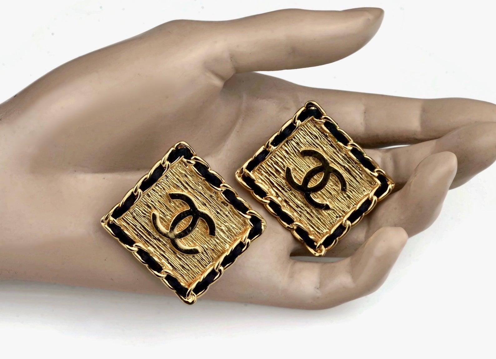 Vintage CHANEL Logo Chain Leather Square Earrings In Excellent Condition In Kingersheim, Alsace