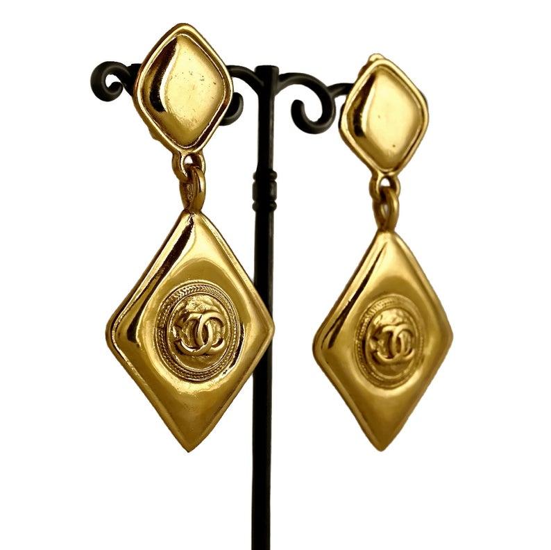 Vintage CHANEL Logo Diamond Shape Dangling Earrings In Excellent Condition In Kingersheim, Alsace
