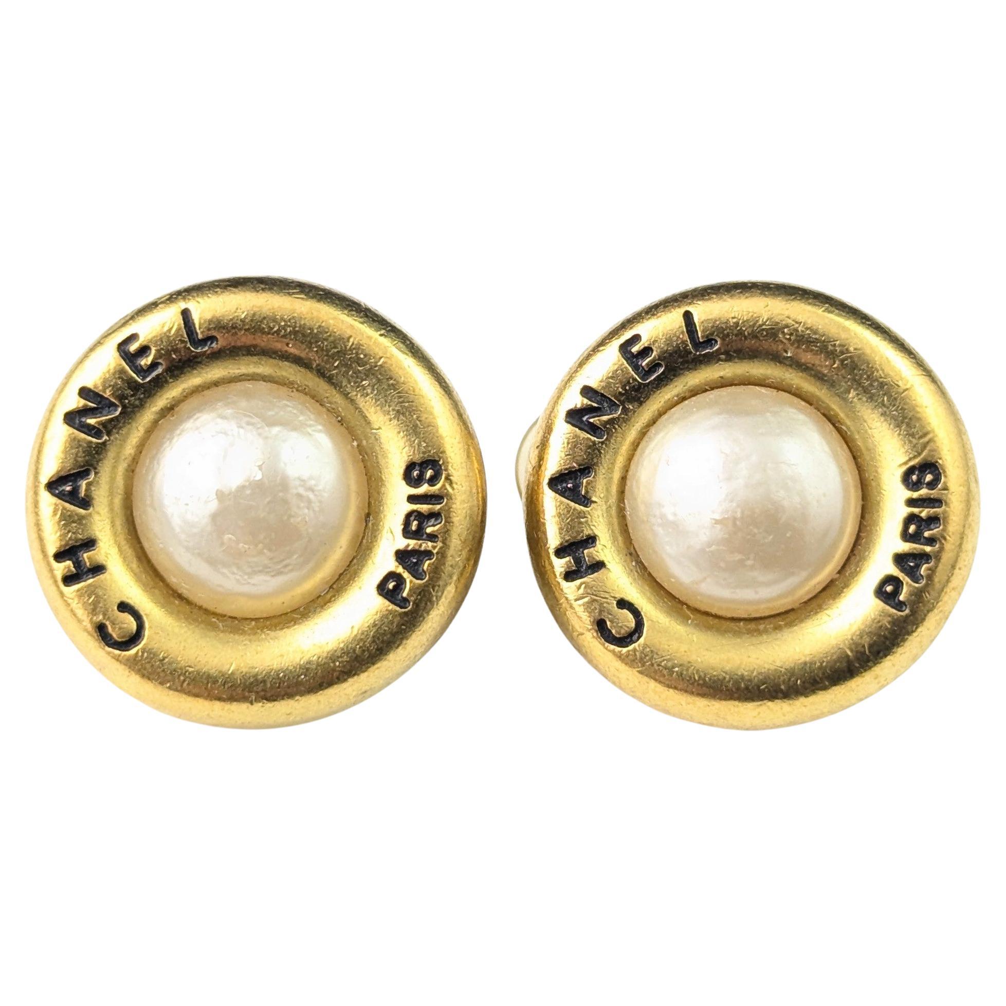 Orecchini a clip con logo Chanel vintage e finta perla, tono oro
