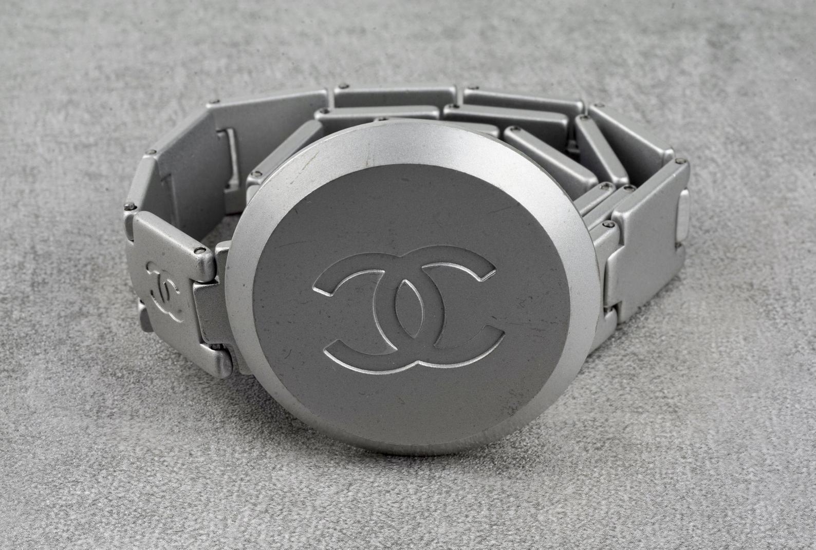 Vintage CHANEL Logo Futuristic Matte Silver Articulated Belt

Measurements:
Buckle Diameter: 1.97 inches (5 cm)
Strap Height: 0.78 inch (2 cm)
Wearable Length: 26.96 inches (68.5 cm)
Total Length: 27.95 inches (71 cm)

Features:
- 100% Authentic