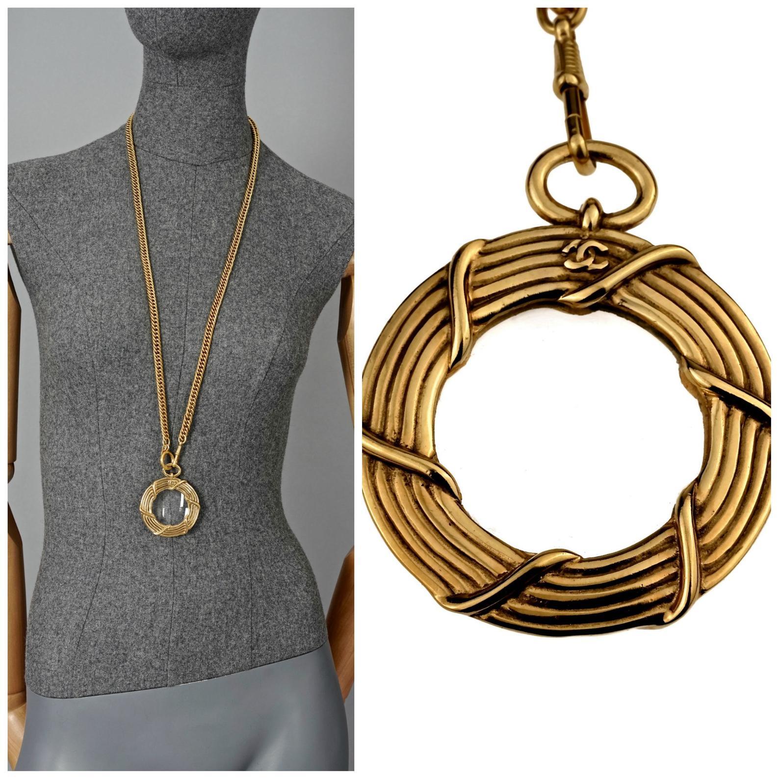 Vintage CHANEL Logo Magnifying Glass Chain Necklace

Measurements:
Pendant: 2.16 inches (5.5 cm)
Chain Length: 37.79 inches (96 cm)

Features:
- 100% Authentic CHANEL.
- Chunky chain with magnifying glass pendant.
- Pendant ribbed pattern with CC