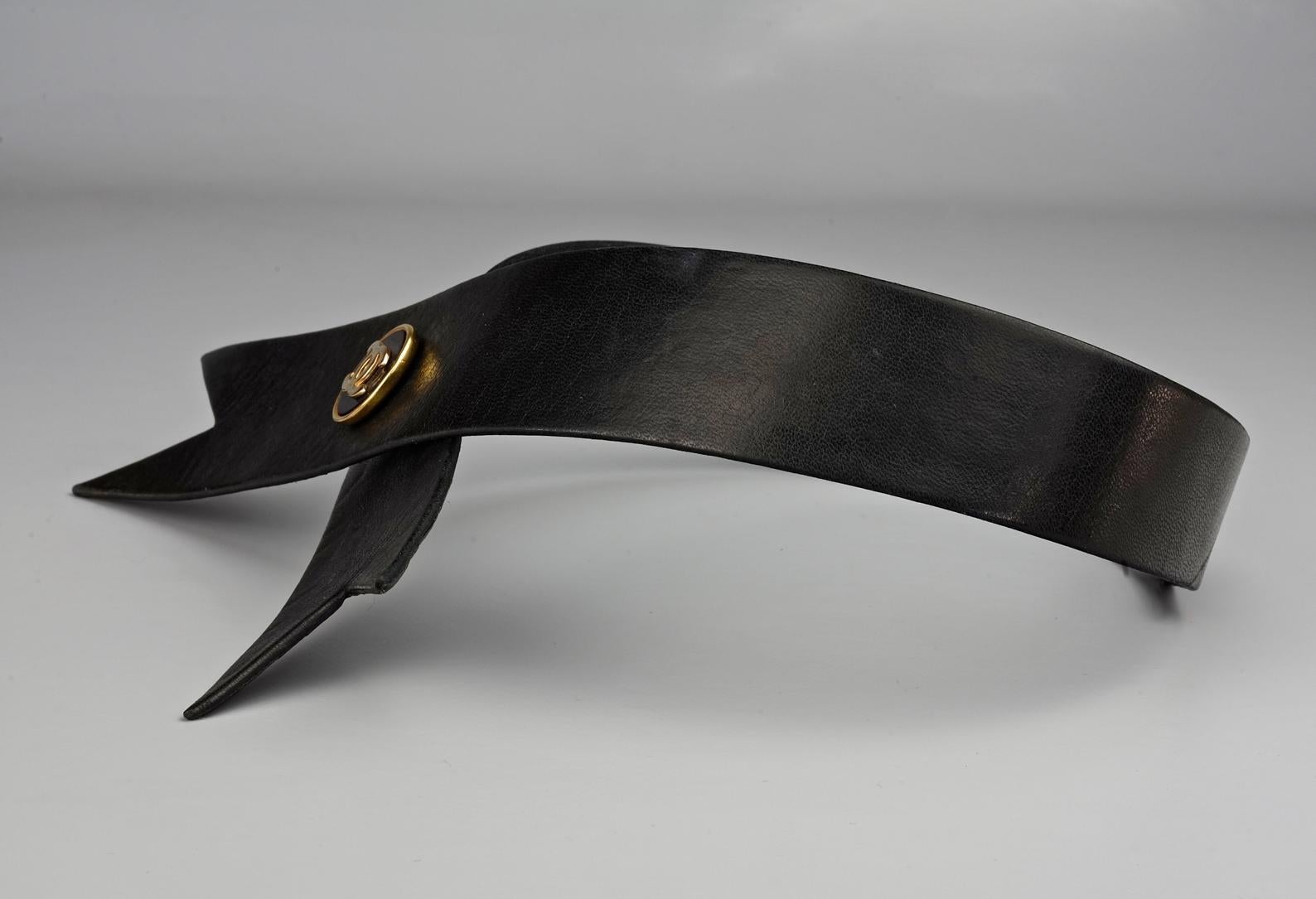 collar logo chanel