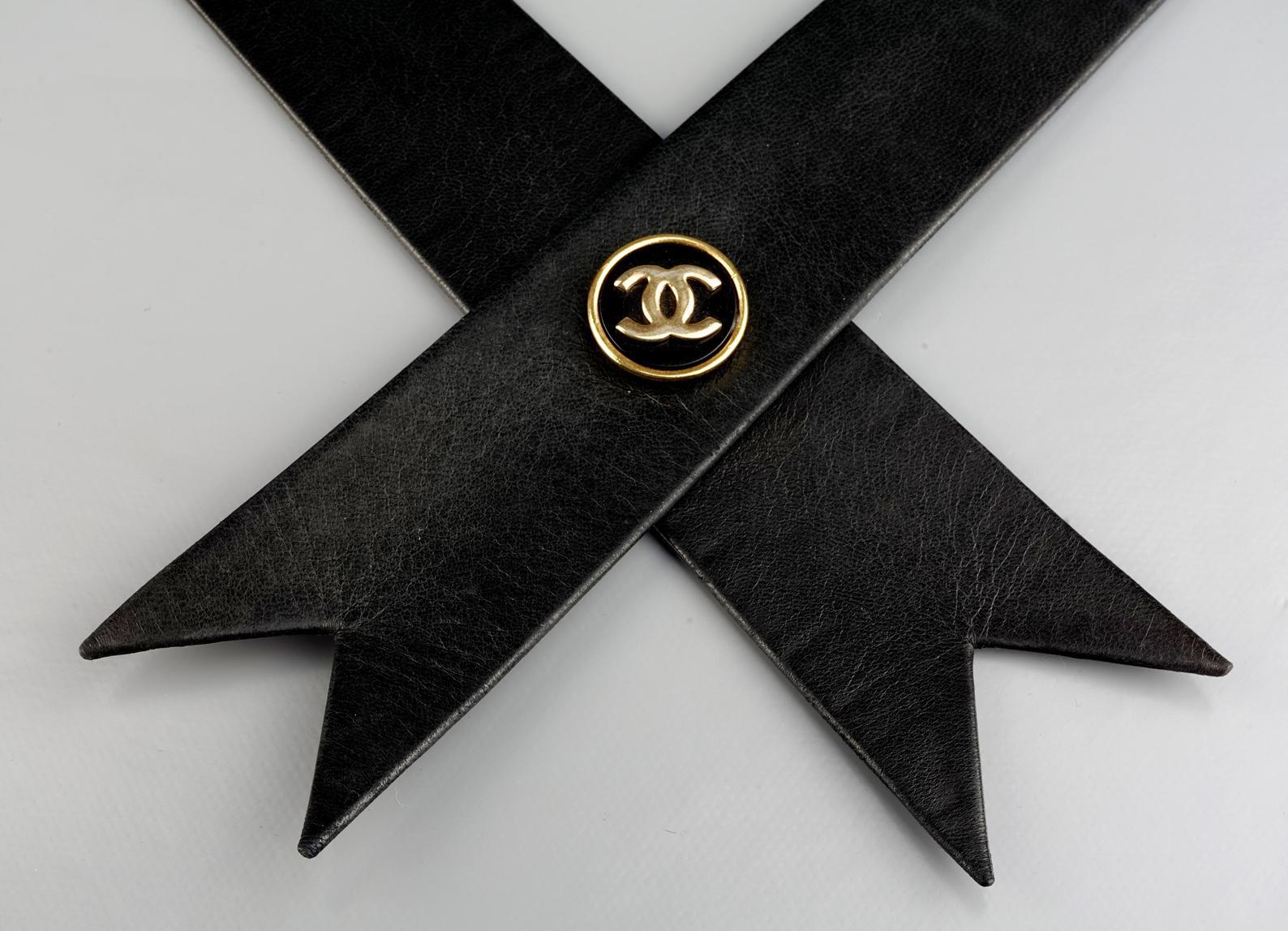Vintage CHANEL Logo Medallion Leather Bow Choker Collar Necklace In Good Condition In Kingersheim, Alsace