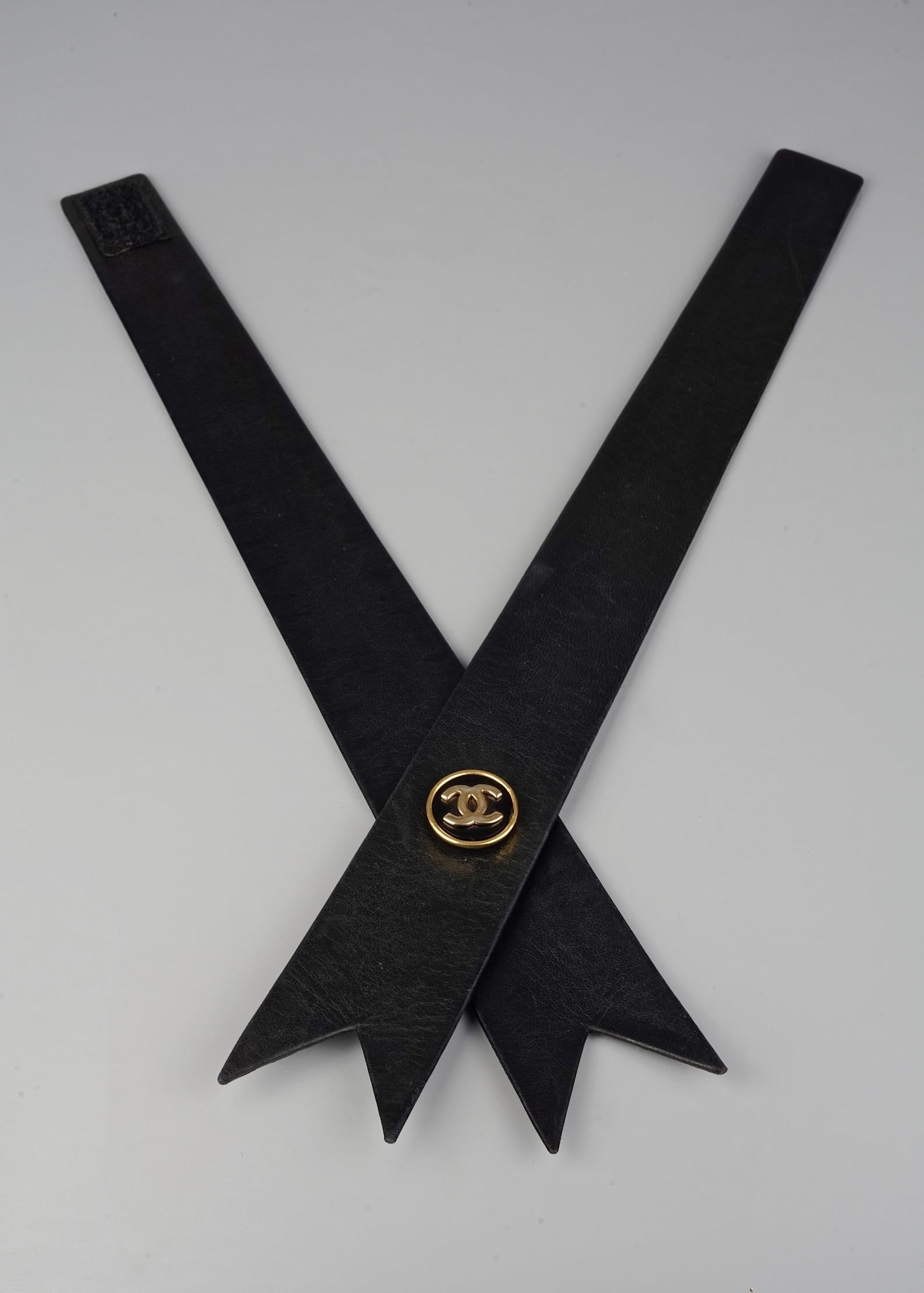 Women's Vintage CHANEL Logo Medallion Leather Bow Choker Collar Necklace