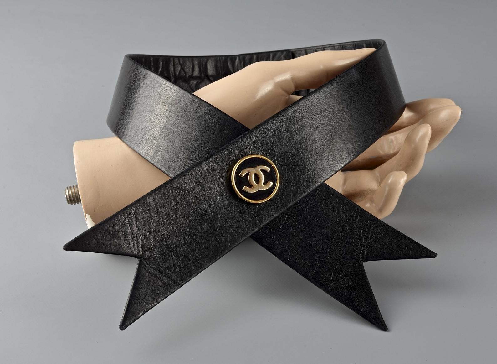 Vintage CHANEL Logo Medallion Leather Bow Choker Collar Necklace 1