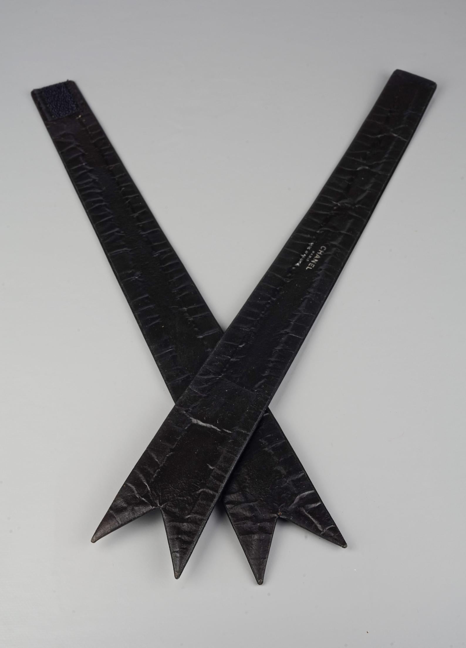 Vintage CHANEL Logo Medallion Leather Bow Choker Collar Necklace 2